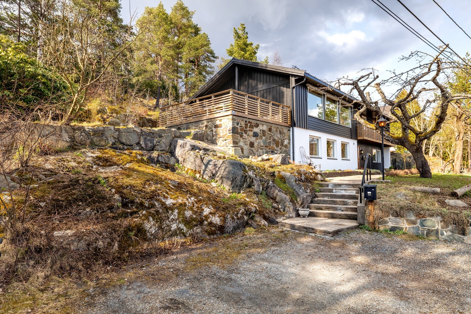 Eiendommen ligger i et rolig, attraktivt og barnevennlig boligområde på Oppegård. Galleribilde