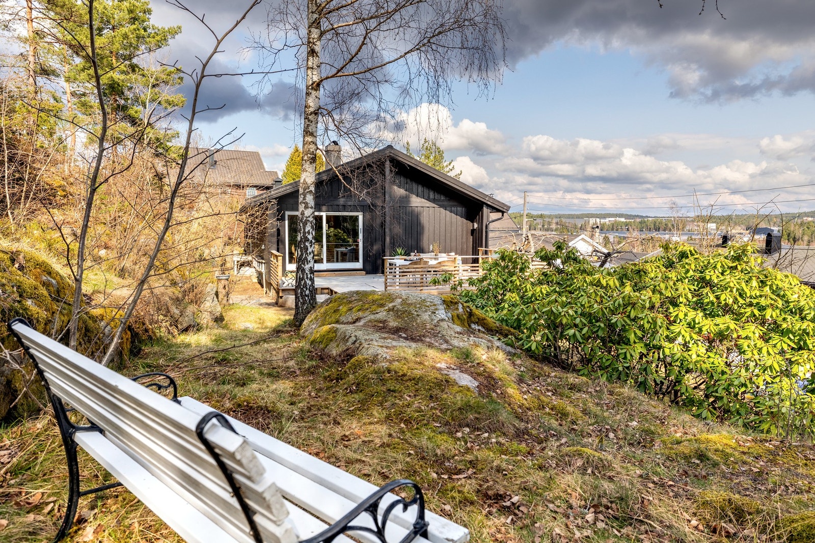 Deler av tomten består av naturtomt med fjell, trær og beplantning, noe som gir eiendommen et grønt og skjermet preg. Galleribilde