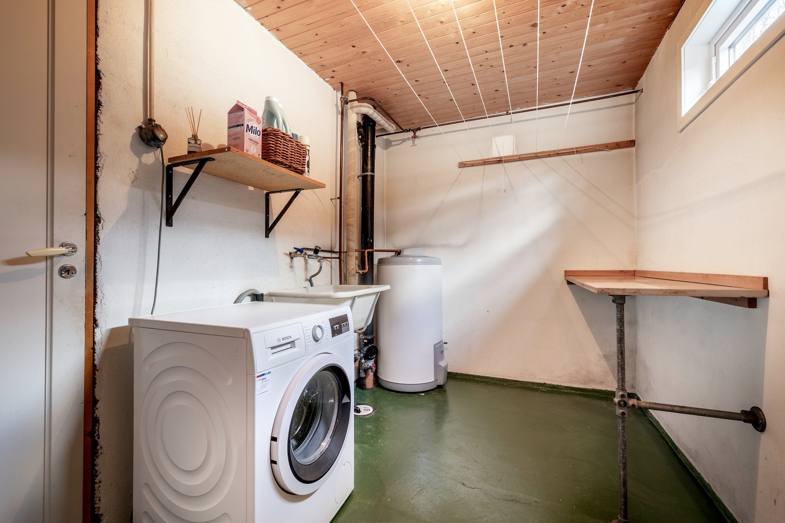 Vaskerommet er både romslig og praktisk, perfekt til hverdagsbruk, innredet med utslagsvask og opplegg for vaskemaskin. Galleribilde