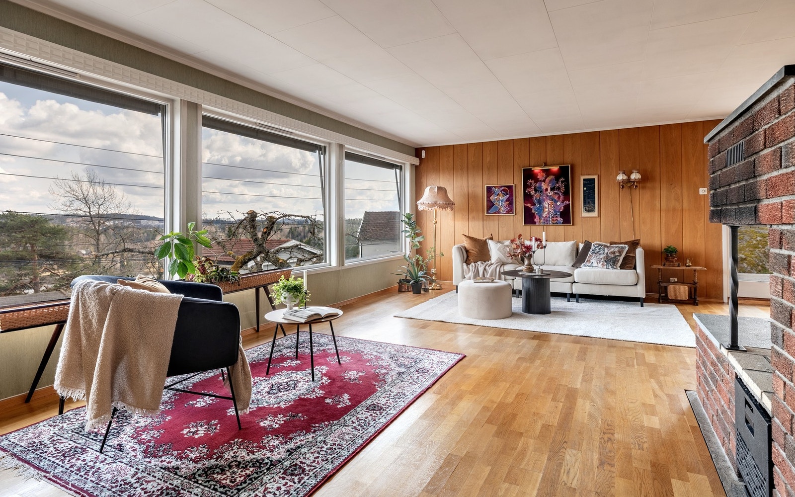 Stuen er stor og luftig med gode og fleksible møbleringsmuligheter. Galleribilde
