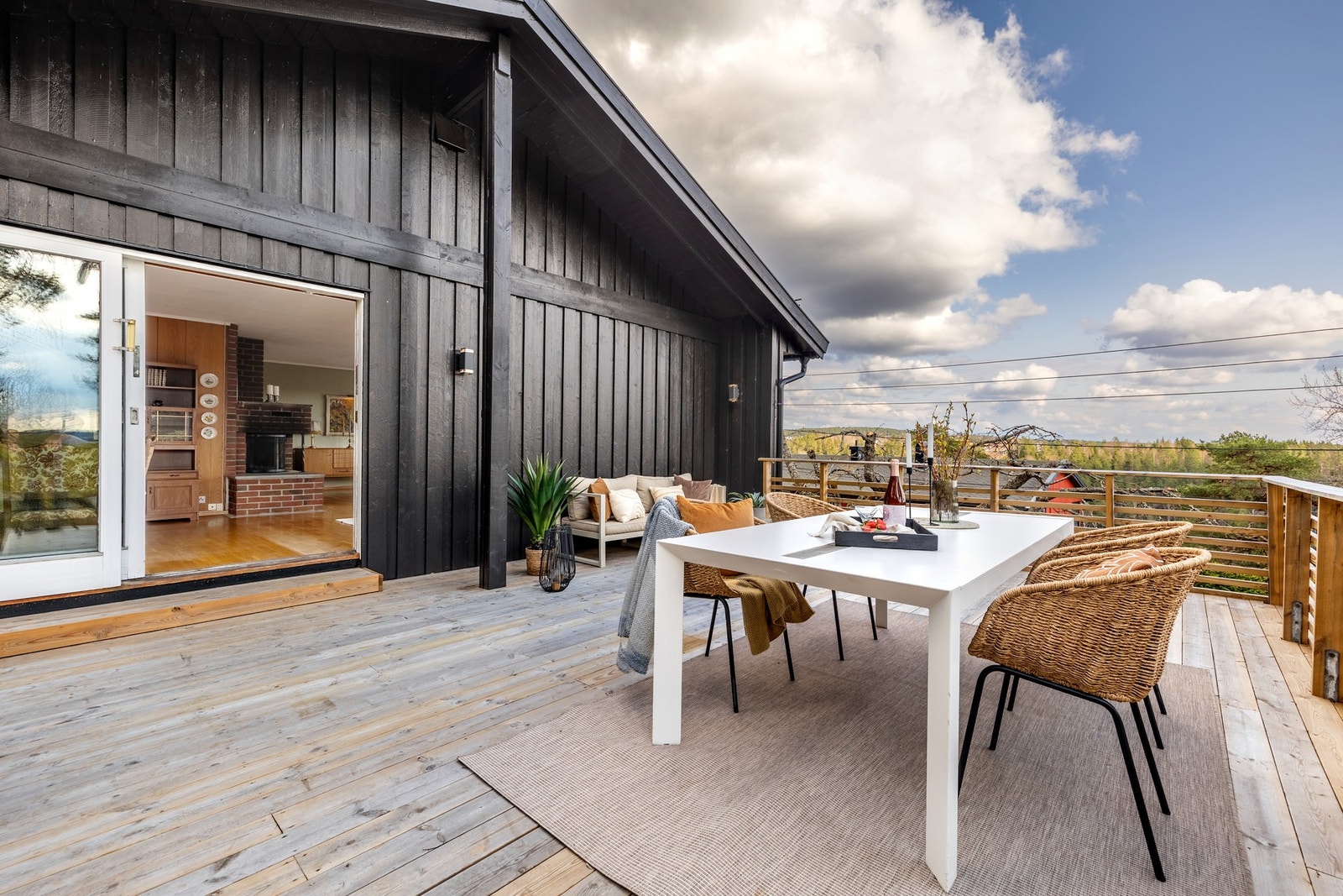 Fra stuen er det utgang til en romslig terrasse på ca. 35 kvm. Galleribilde