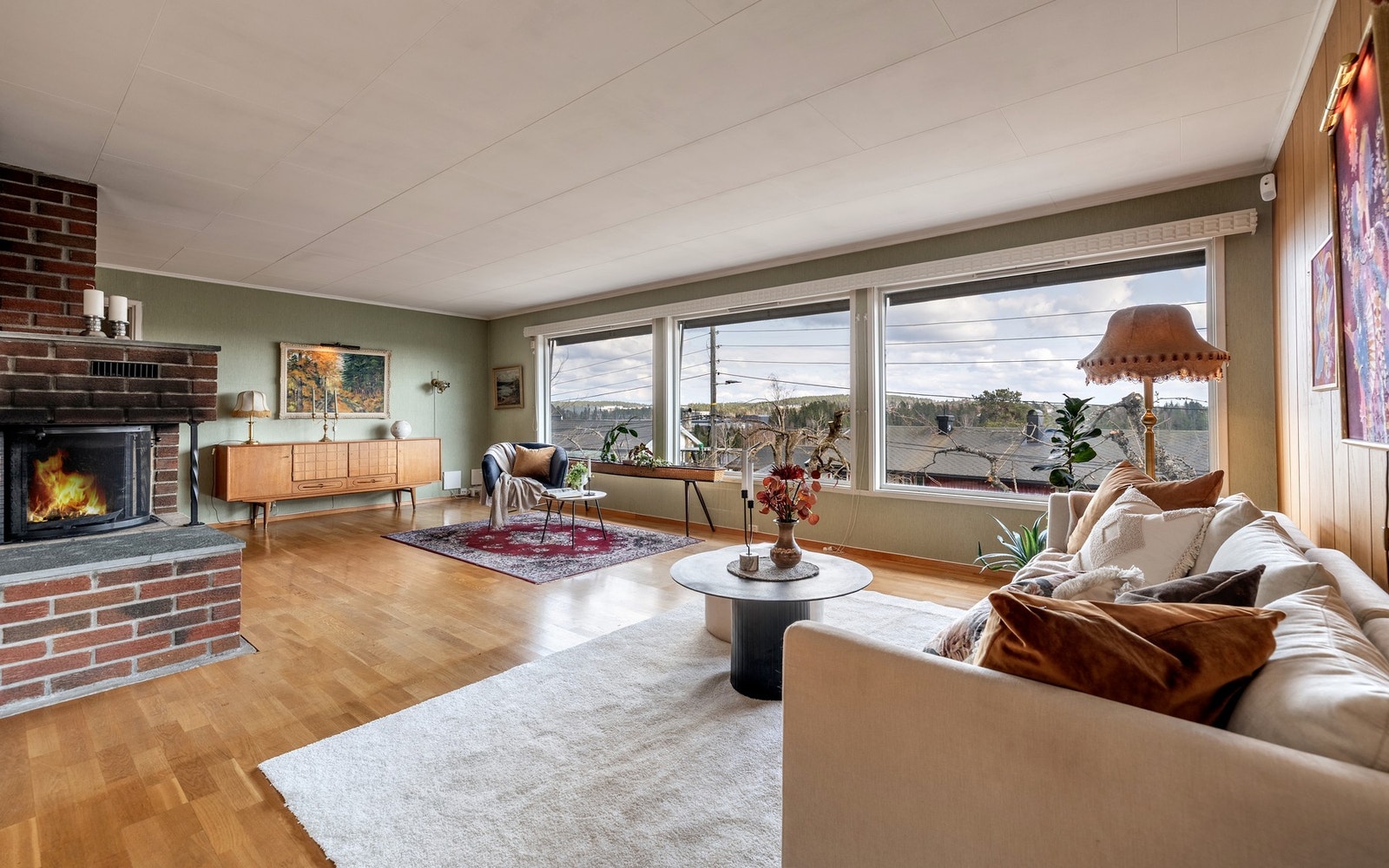 Store vindusflater sørger for godt med naturlig lys. Galleribilde