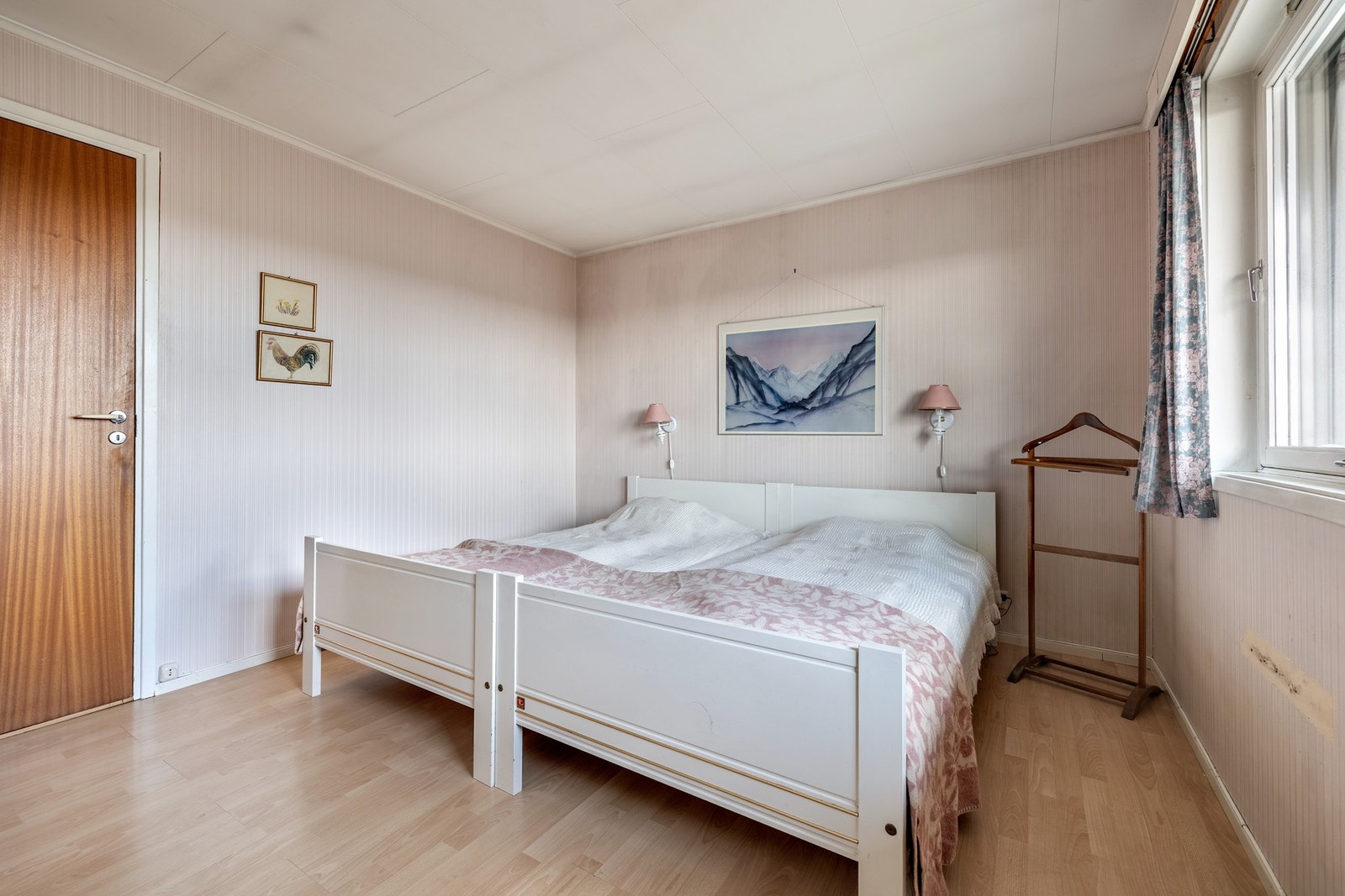 Hovedsoverommet er meget romslig, med god plass til dobbeltseng og nattbord. Rommet har også utgang til balkong. Galleribilde