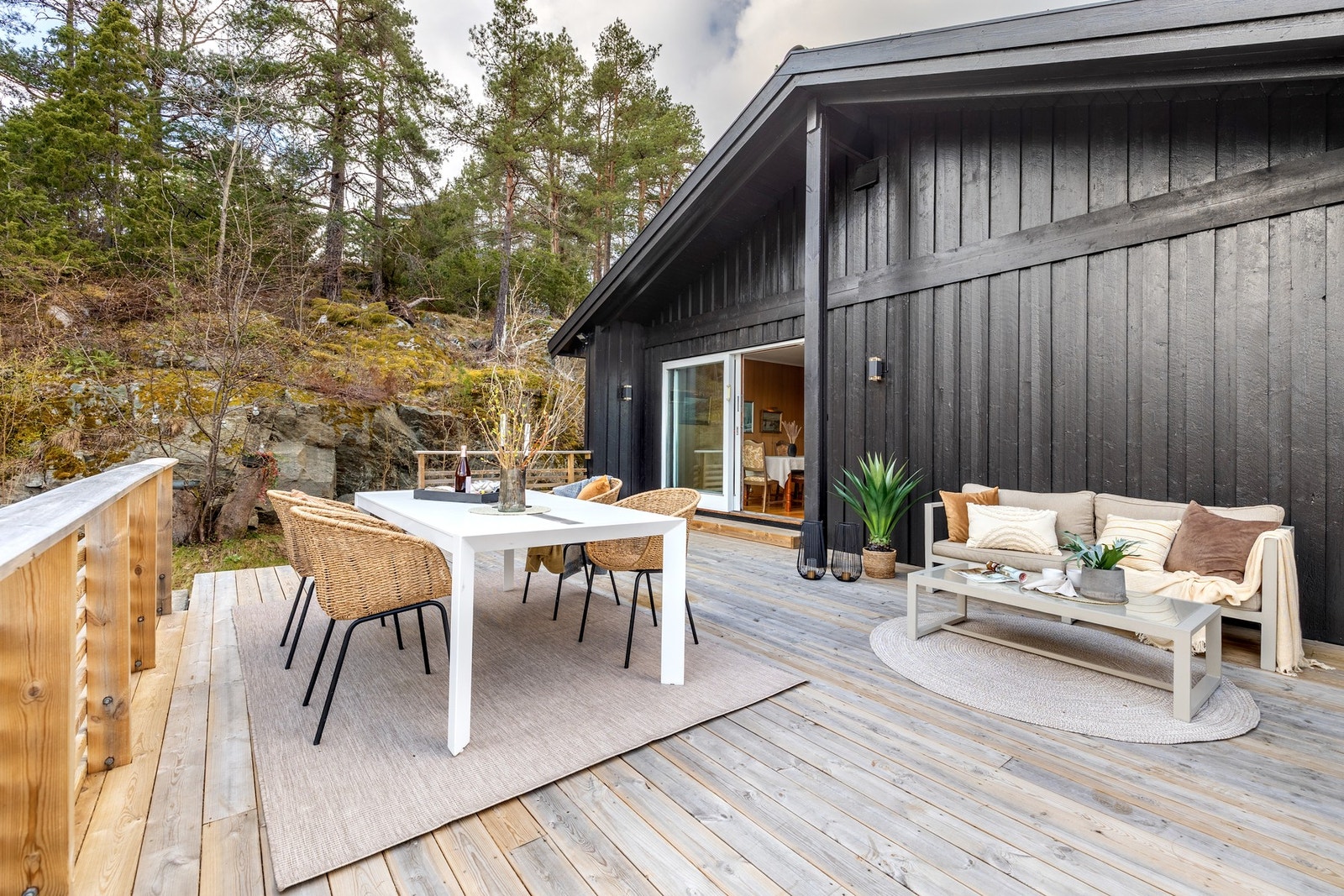 Terrassen har god plass til utemøbler, grill og hyggelige soner, og fungerer som en naturlig forlengelse av oppholdsrommet i sommerhalvåret. Galleribilde
