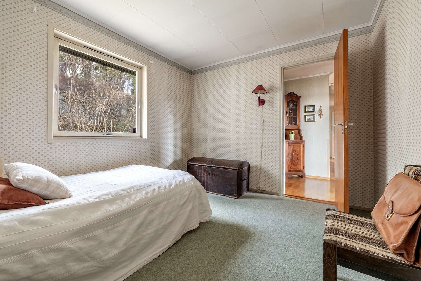 Soverommene har plass til seng, nattbord og skrivebord. Galleribilde