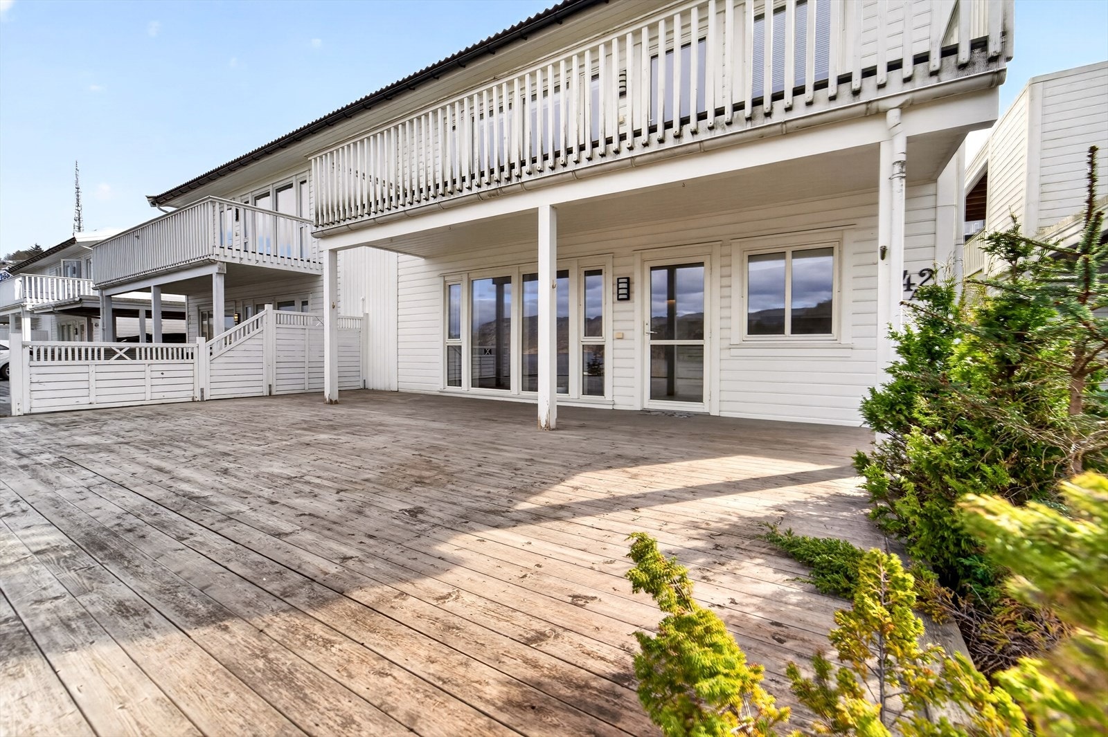 Leiligheten har en romslig og solrik terrasse med god plass til utemøblement. Galleribilde