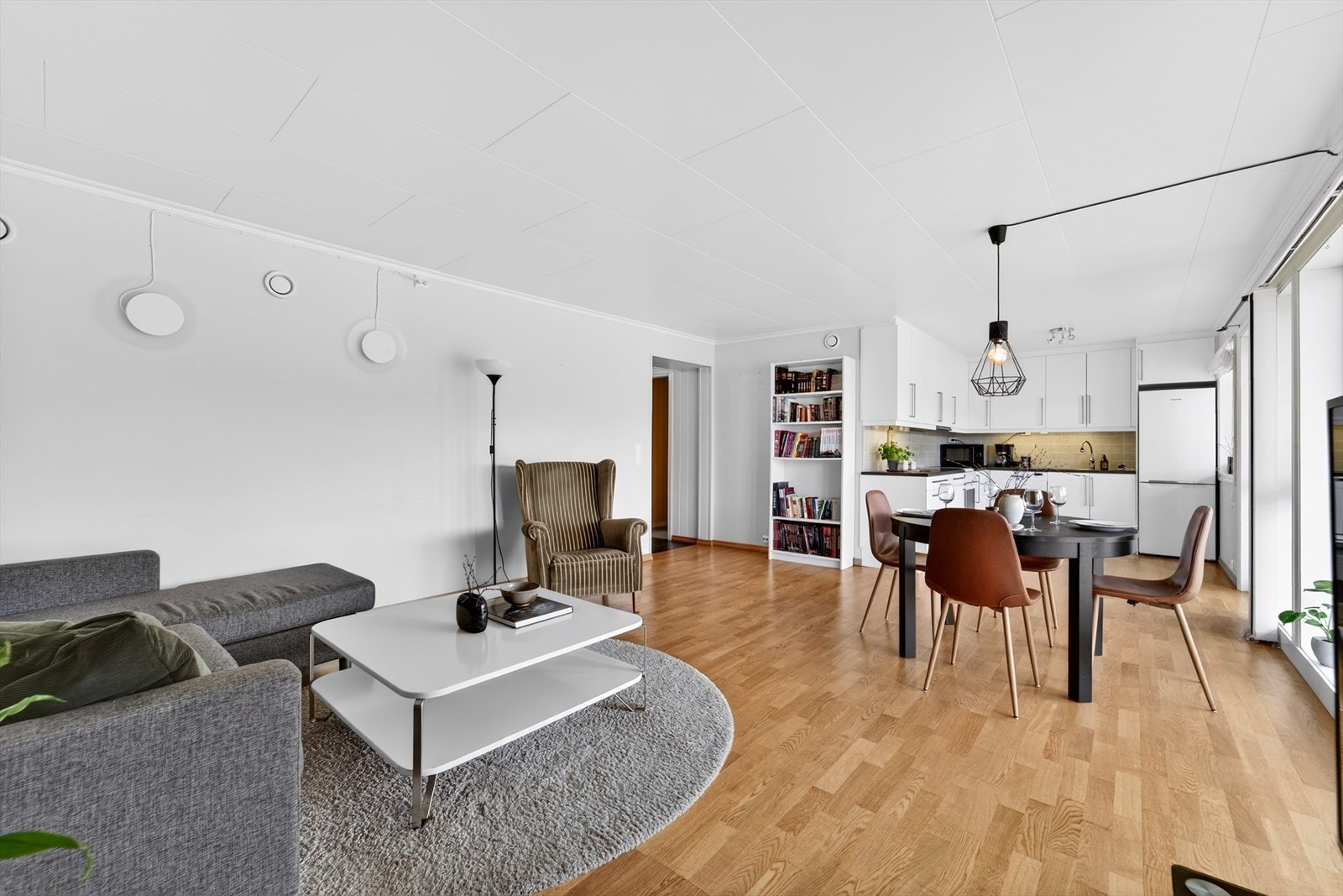 Leiligheten har åpen stue- og kjøkkenløsning med god plass til spisemøblement. Galleribilde