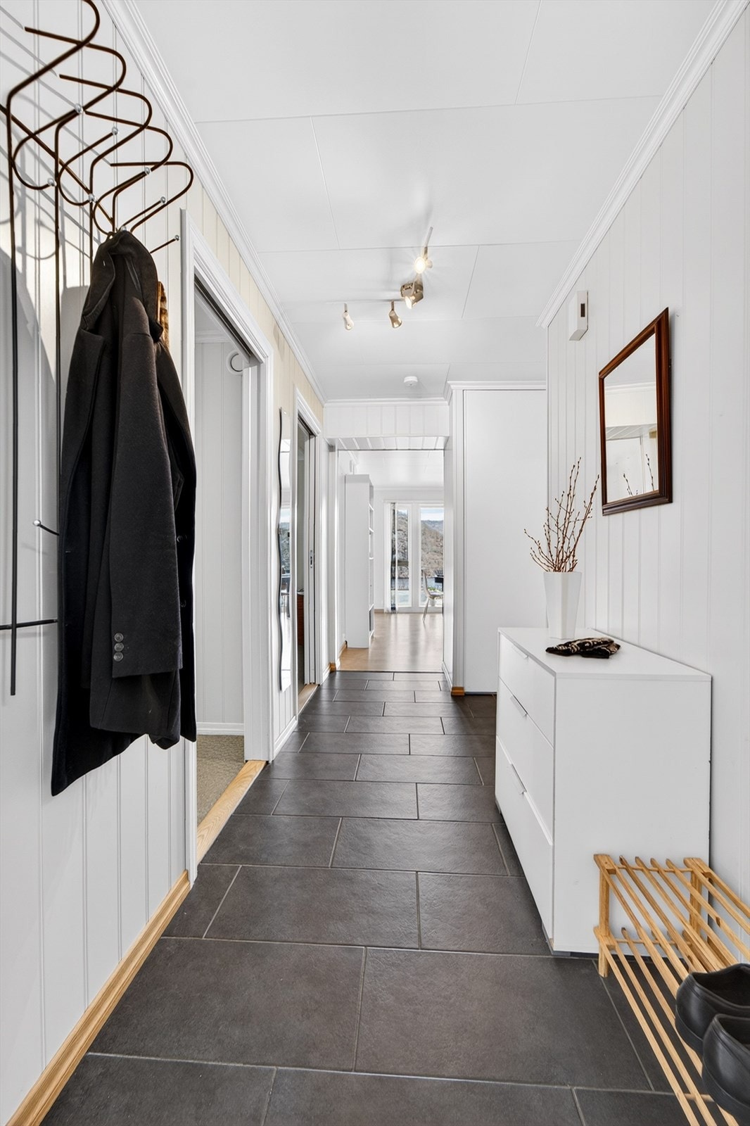 I entréen er det avkledningsplass og stor garderobeløsning. Galleribilde