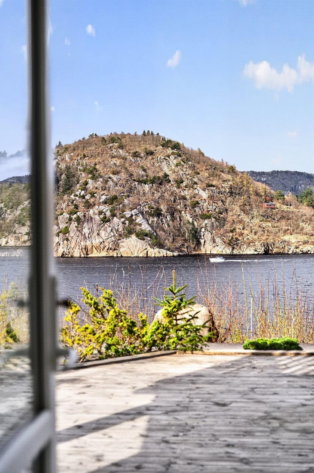 Fra stua har man utsikt mot sjøen og omgivelsene rundt. Galleribilde
