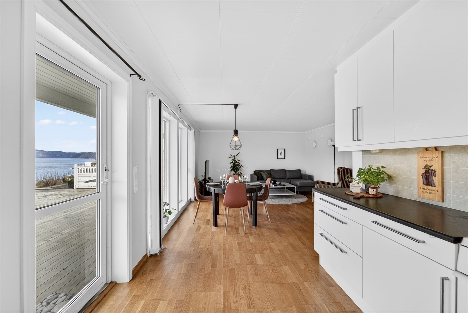 Fra kjøkkenet er det utgang til terrassen. Galleribilde