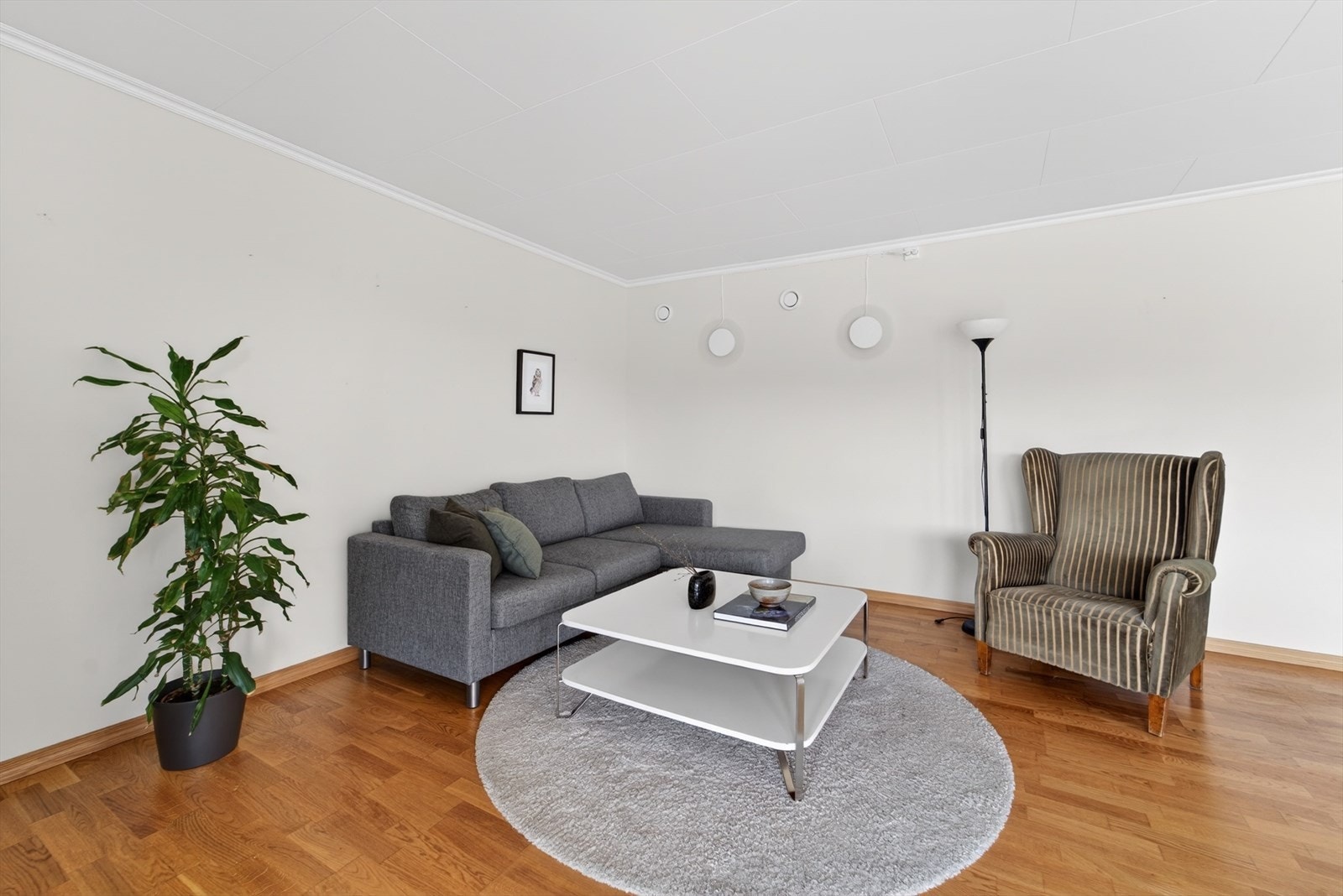 Stuens utforming gir rom for møblering i soner. Galleribilde