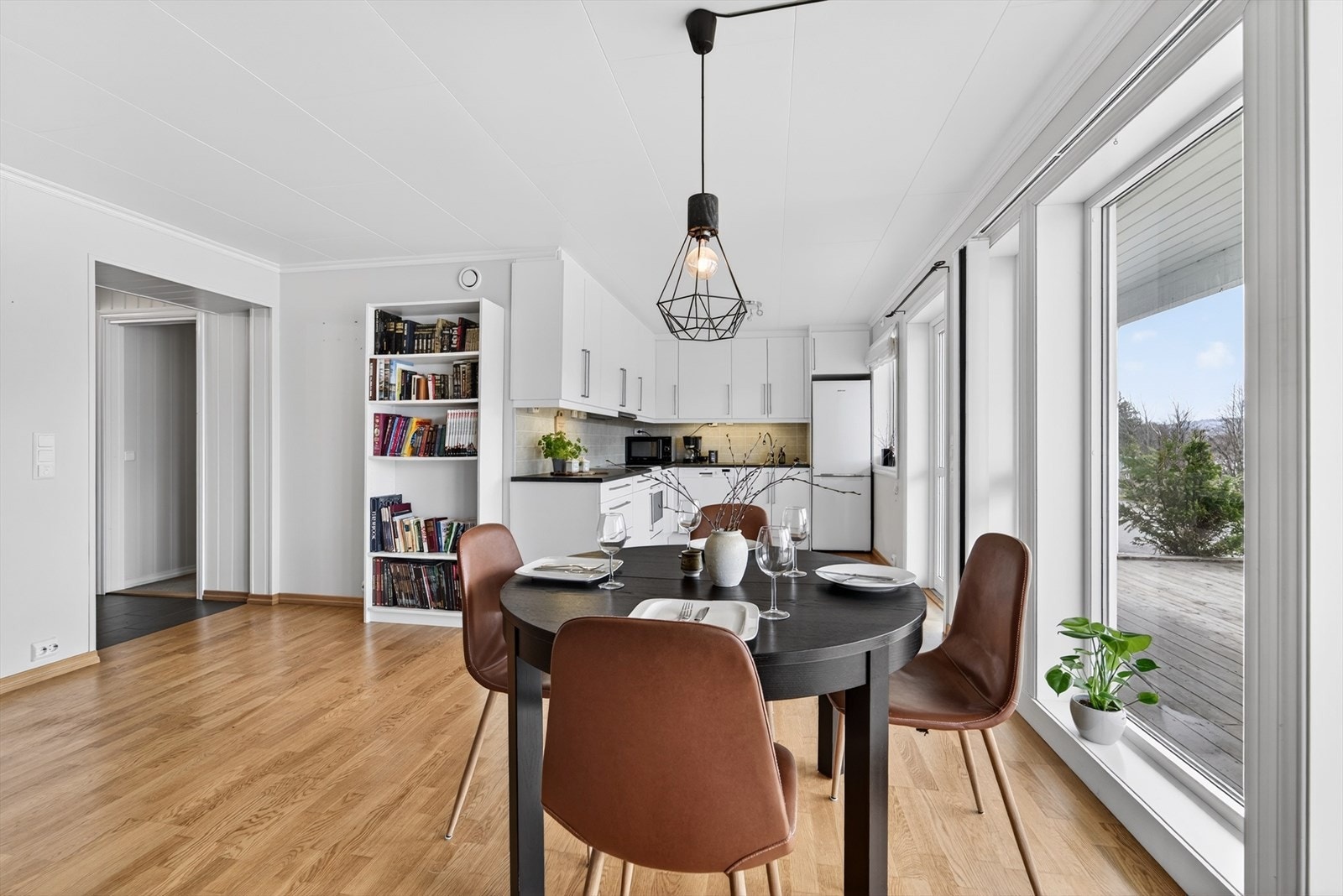 I stua har man også plass til spisemøblement og det er utgang til en stor terrasse i front. Galleribilde