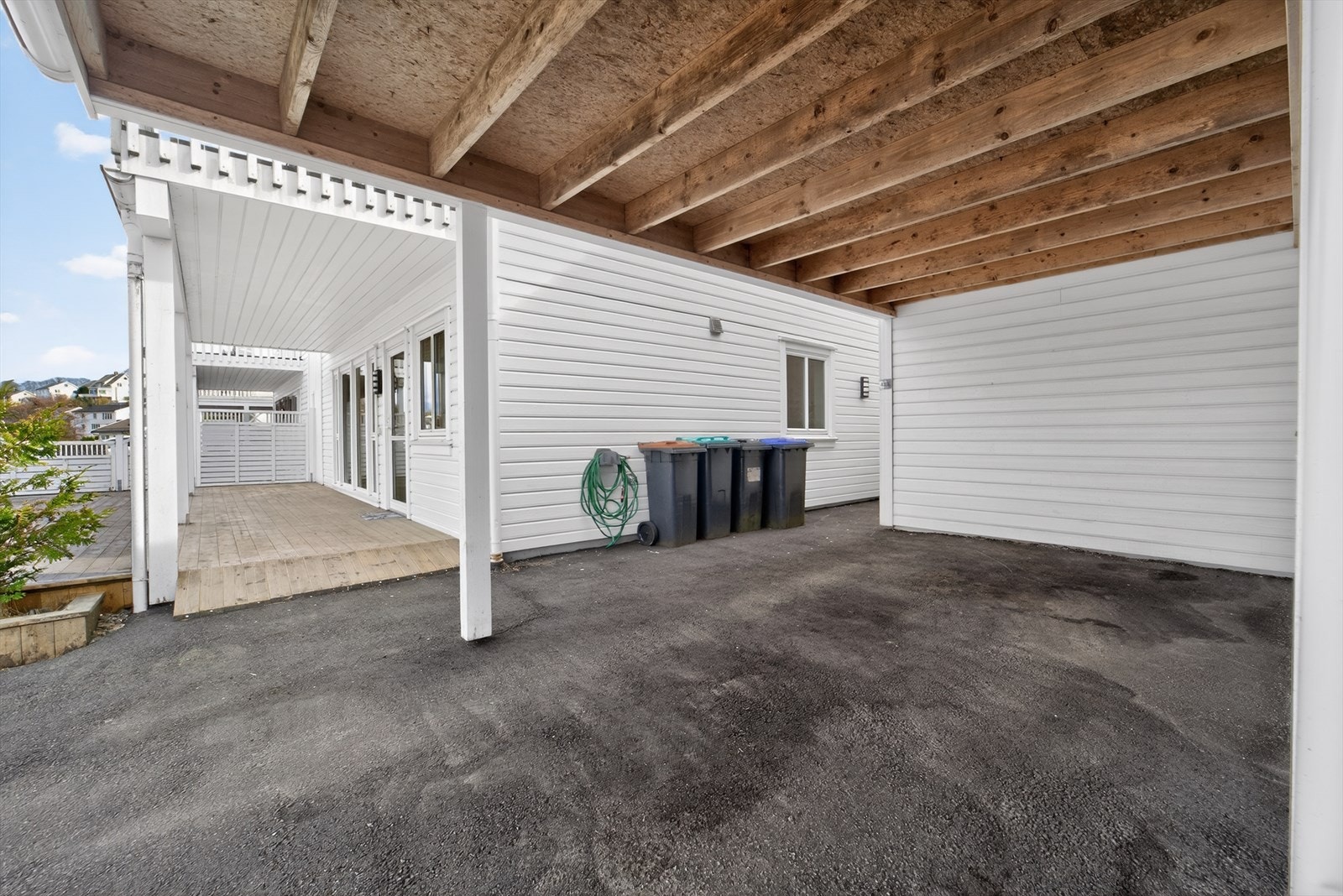 Tilhørende leiligheten er en carport Galleribilde