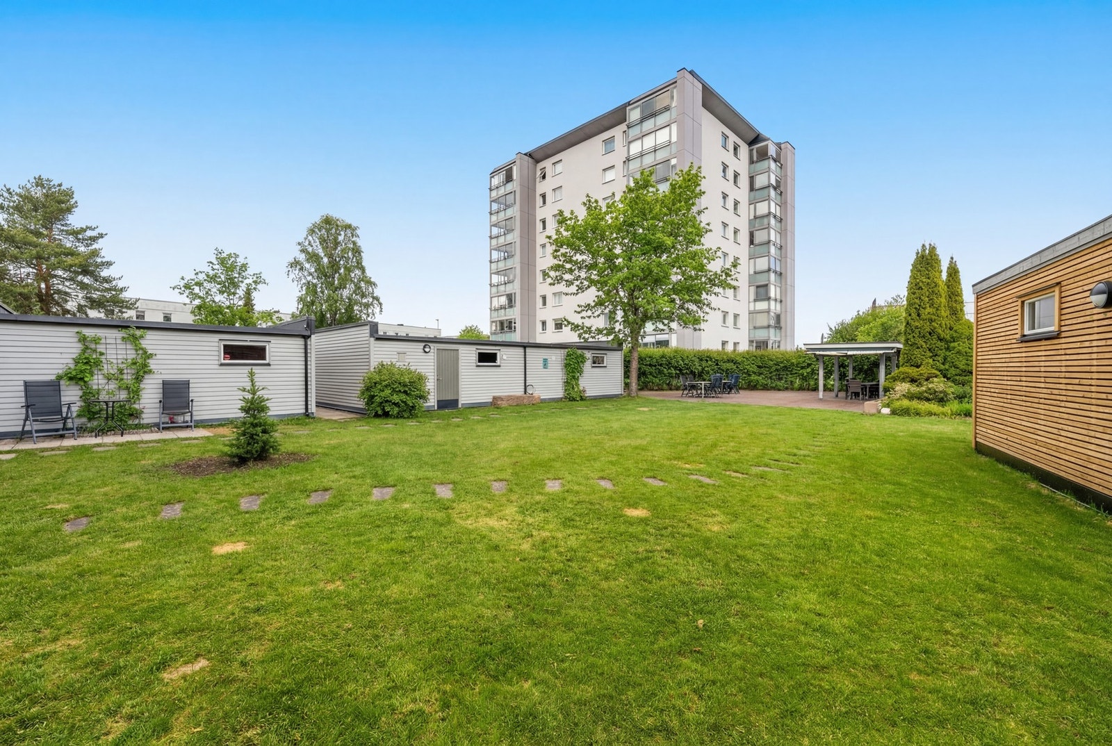 Videre er det kort vei til Lillestrøm sentrum med et bredt utvalg av butikker, serveringssteder, kollektivtransport og øvrige servicetilbud. Velkommen til visning! Galleribilde
