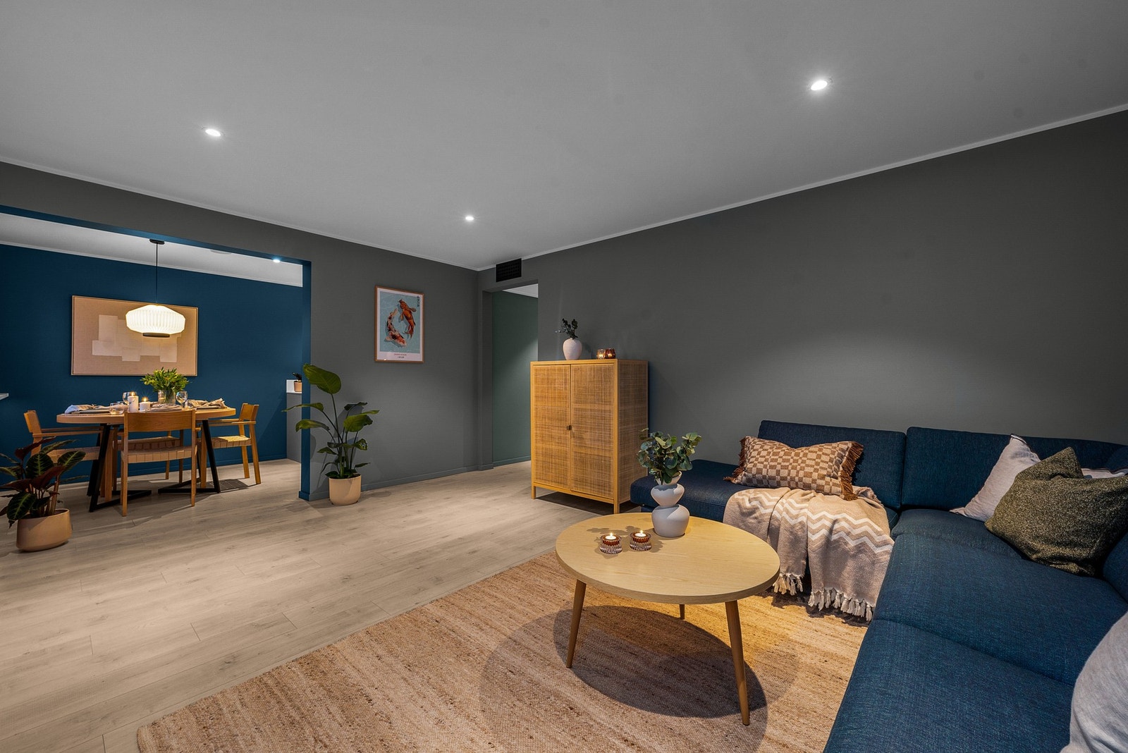 Stue/kjøkkenløsningen har god plass til både sofagruppe og spiseplass og skaper en sosial og funksjonell planløsning. Galleribilde