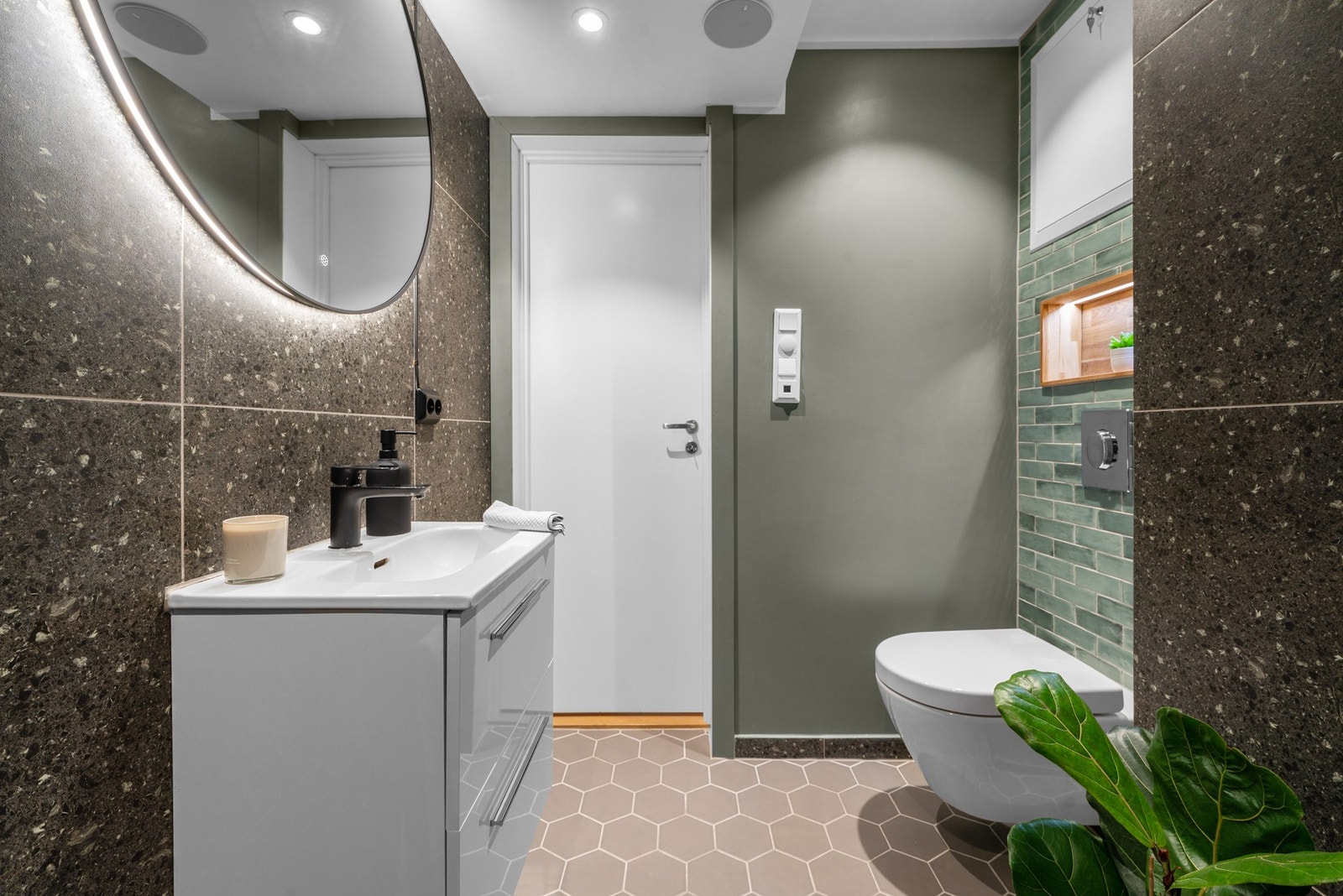 Badet holder en moderne standard og er utstyrt med varmekabler i gulv. Galleribilde