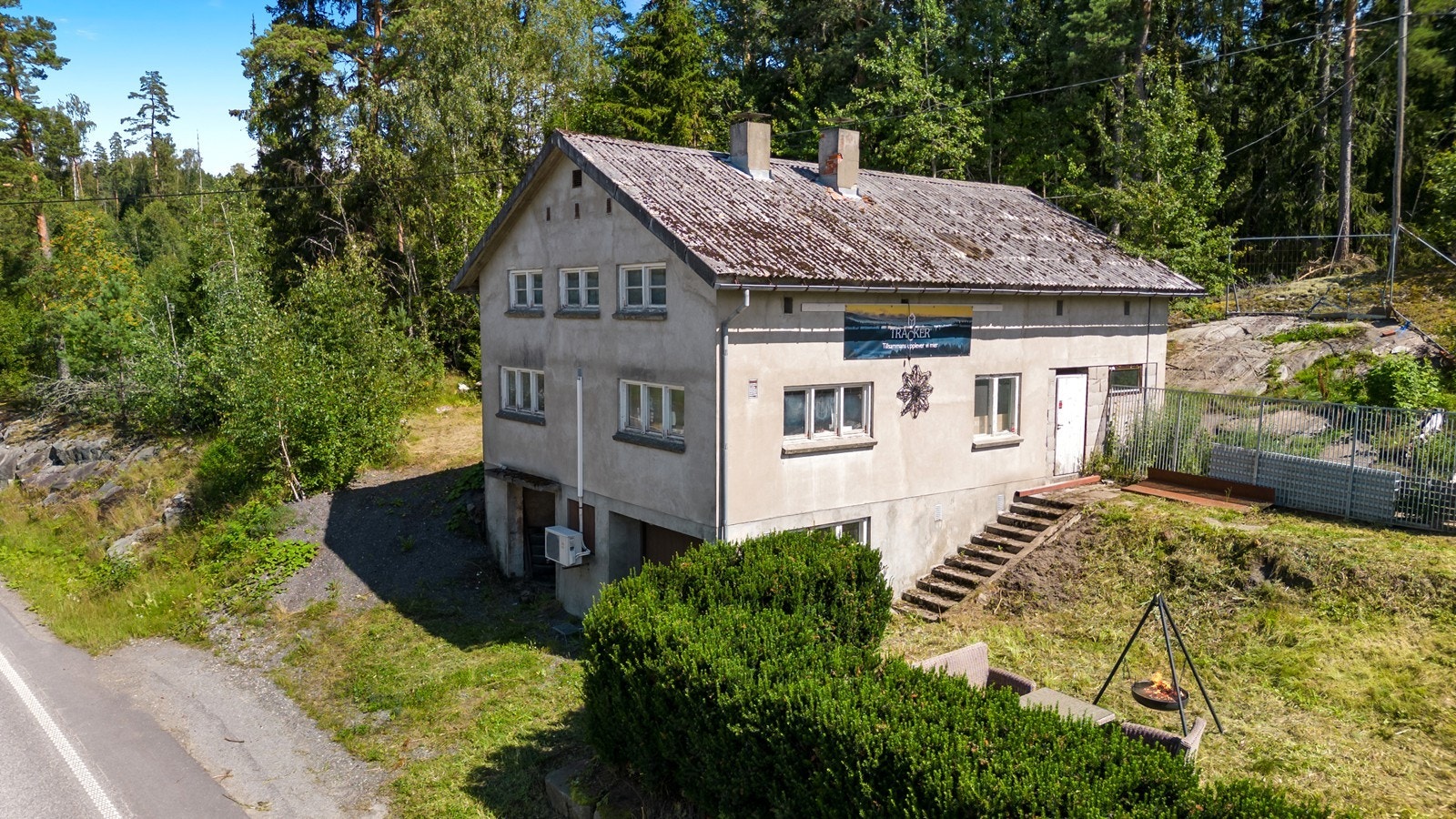 Frittliggende garasjebygg over 2 etasjer med kjeller, innlagt strøm og luft/luft varmepumpe i garasjedelen. Galleribilde
