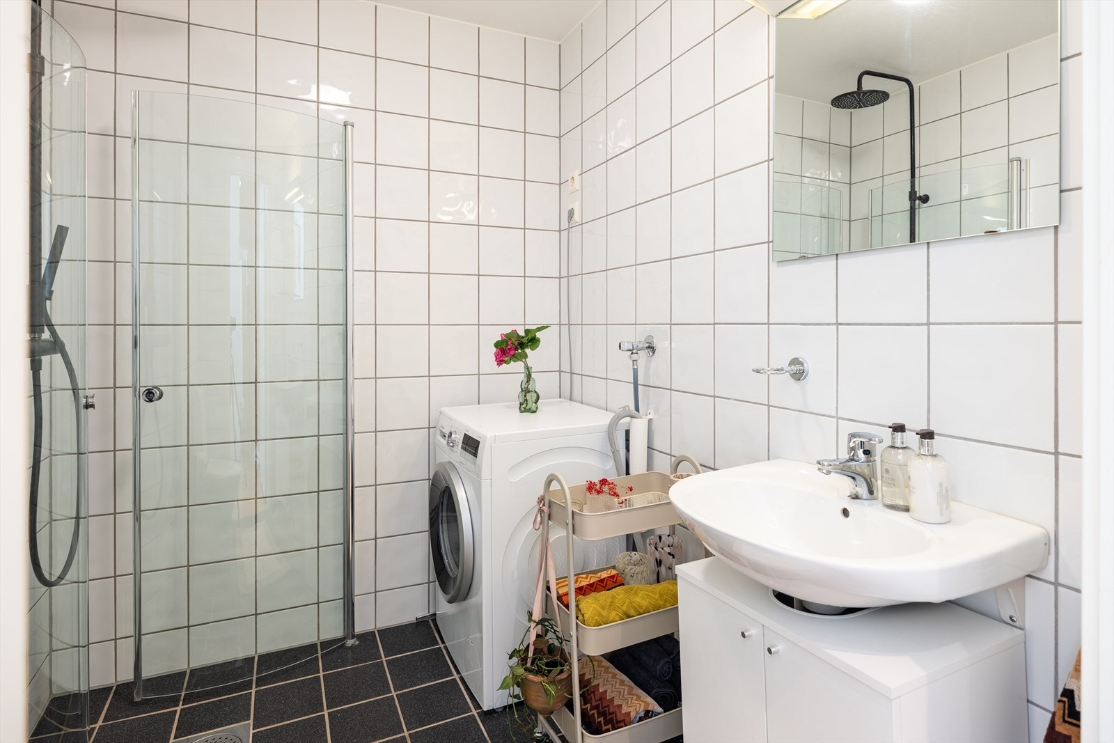 Flistlagt bad på 3,5 m² med gulvvarme. Galleribilde