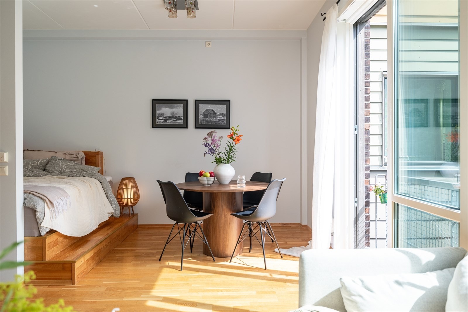 Leiligheten byr på en åpen stue- og kjøkkenløsning på 24,5 m², som har god takhøyde samt rikelig med naturlig lysinnslipp fra de rause vindusflatene. Galleribilde