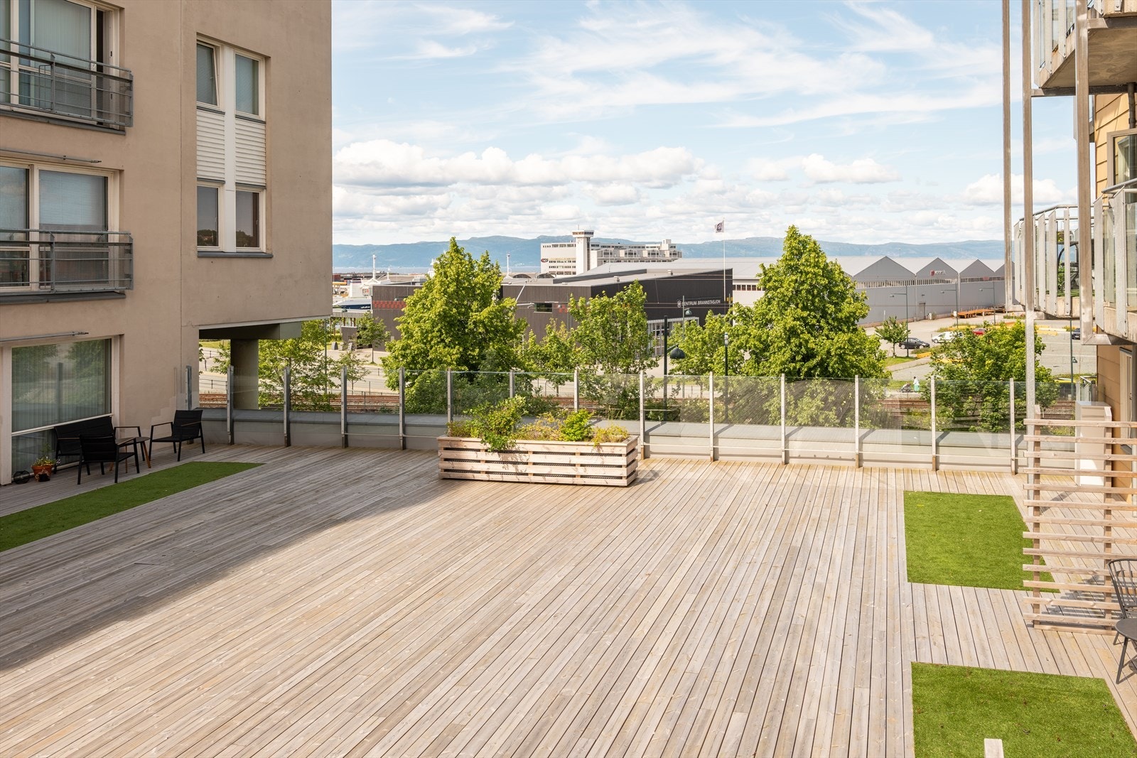 Borettslaget nyter av felles terrasse. Her kan man nyte solen til sent på kveld på sommerstid. Fra terrassen nyter man god utsikt mot Brattørkaia, Nidelva og Fosenalpene. Galleribilde