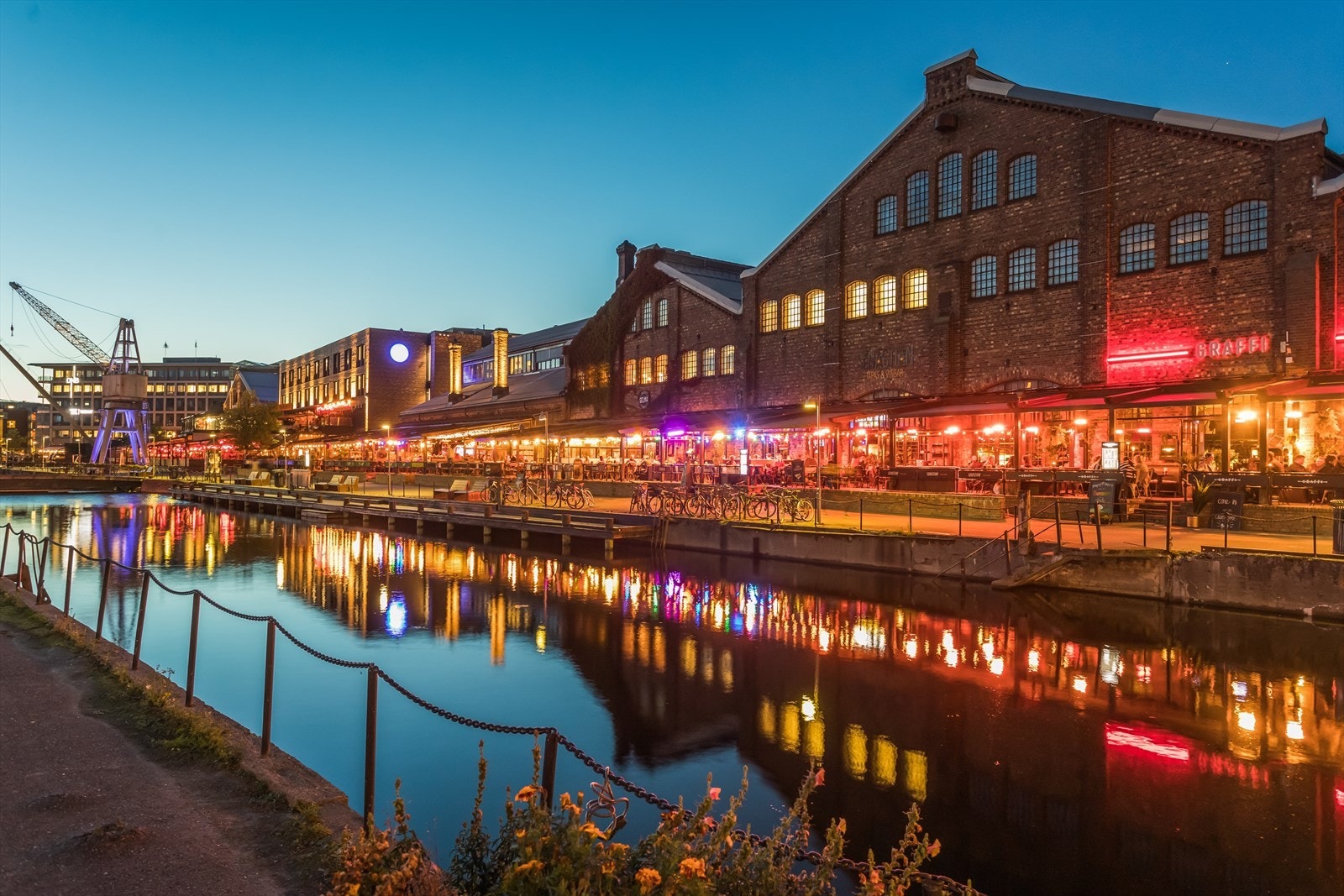 Kun 3-4 minutter gange til Solsidens ute- og restaurantliv. Her er det et godt utvalg av attraktive spisesteder og uteplasser. Galleribilde