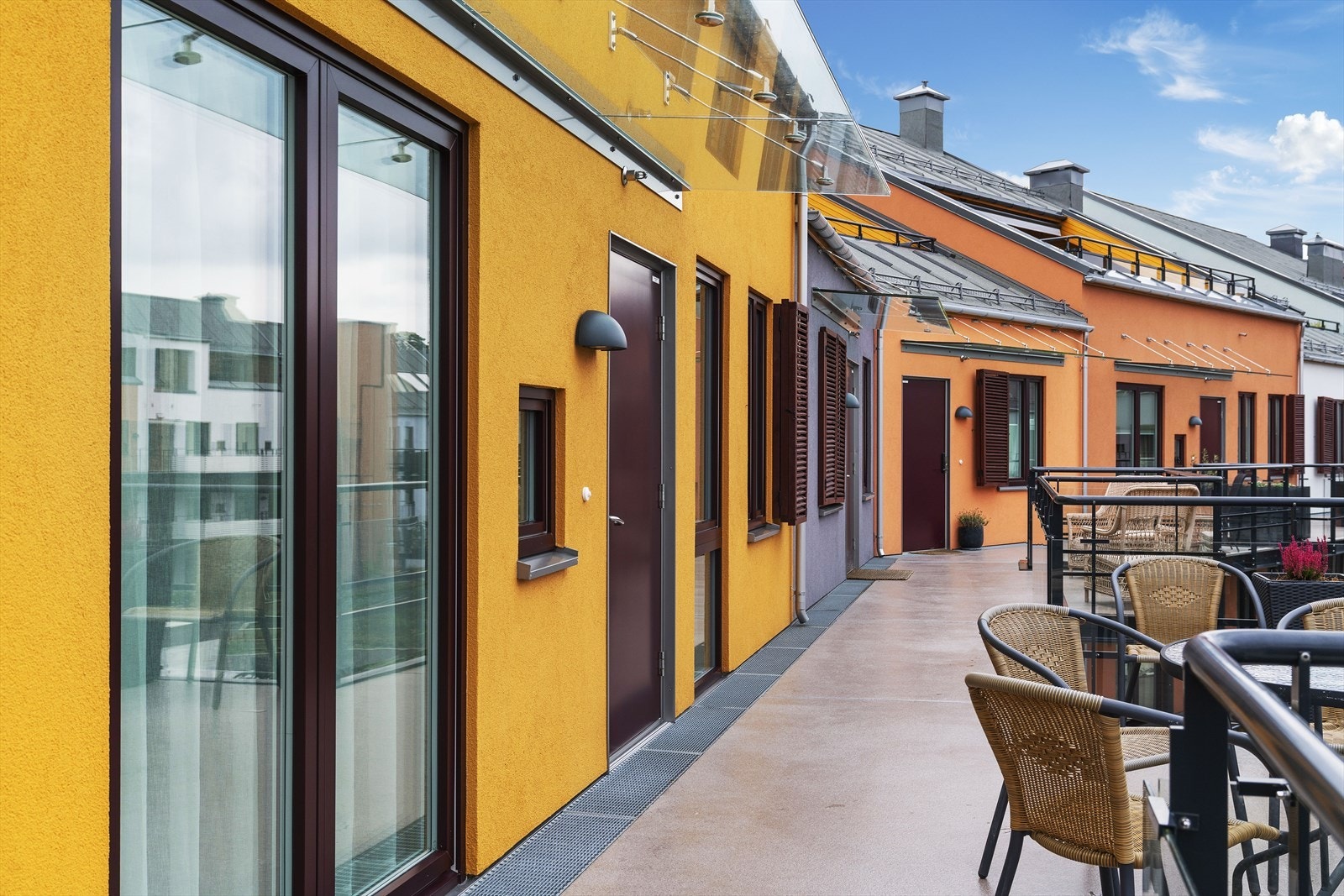 Inngangsparti med uteplass Galleribilde