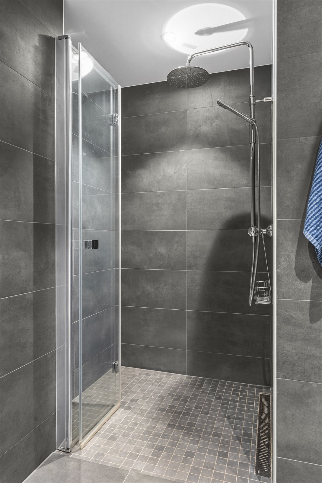 Badet har flott dusjnisje Galleribilde