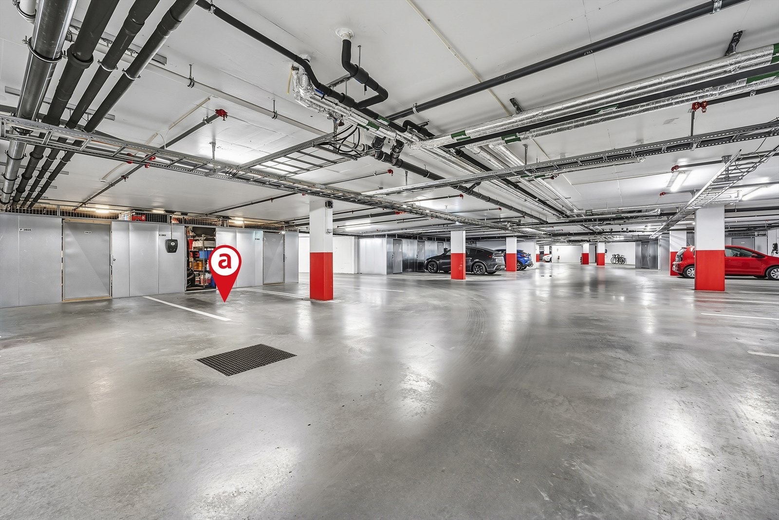 Garasjeplass med bod og elbil lader. Denne følger leiligheten. Galleribilde