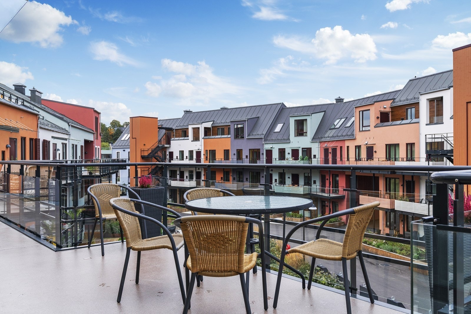 Uteplass ved inngangangspartiet med ettermiddagssol Galleribilde