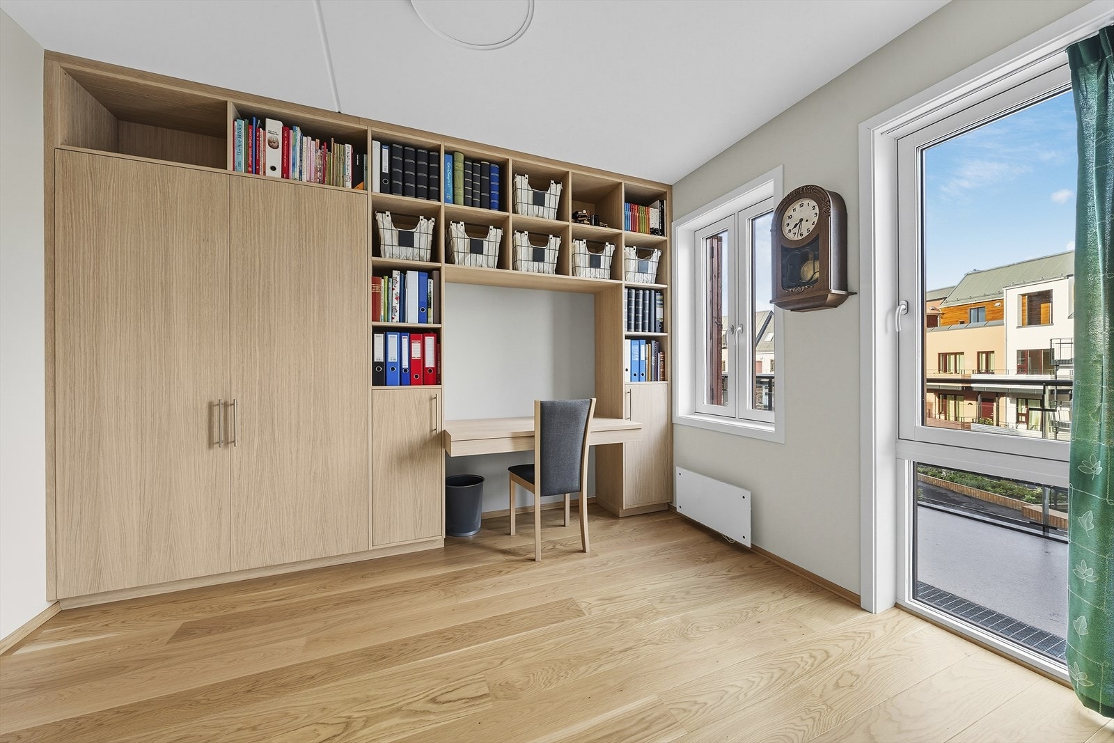 Soverom 2 i hovedetasjen har plassbygget skap/kontorløsning. I det store skapet er det tenkt å kunne ha løsning med seng for gjester. Galleribilde