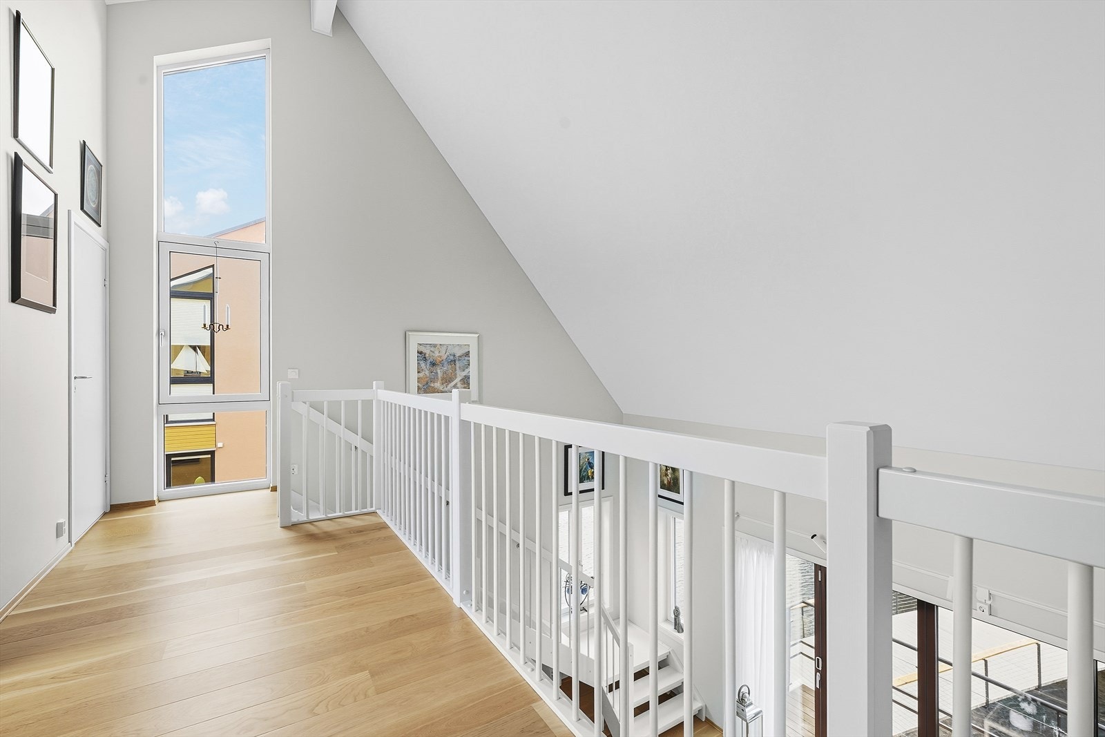 Stuen i toppetasjen har også god takhøyde Galleribilde