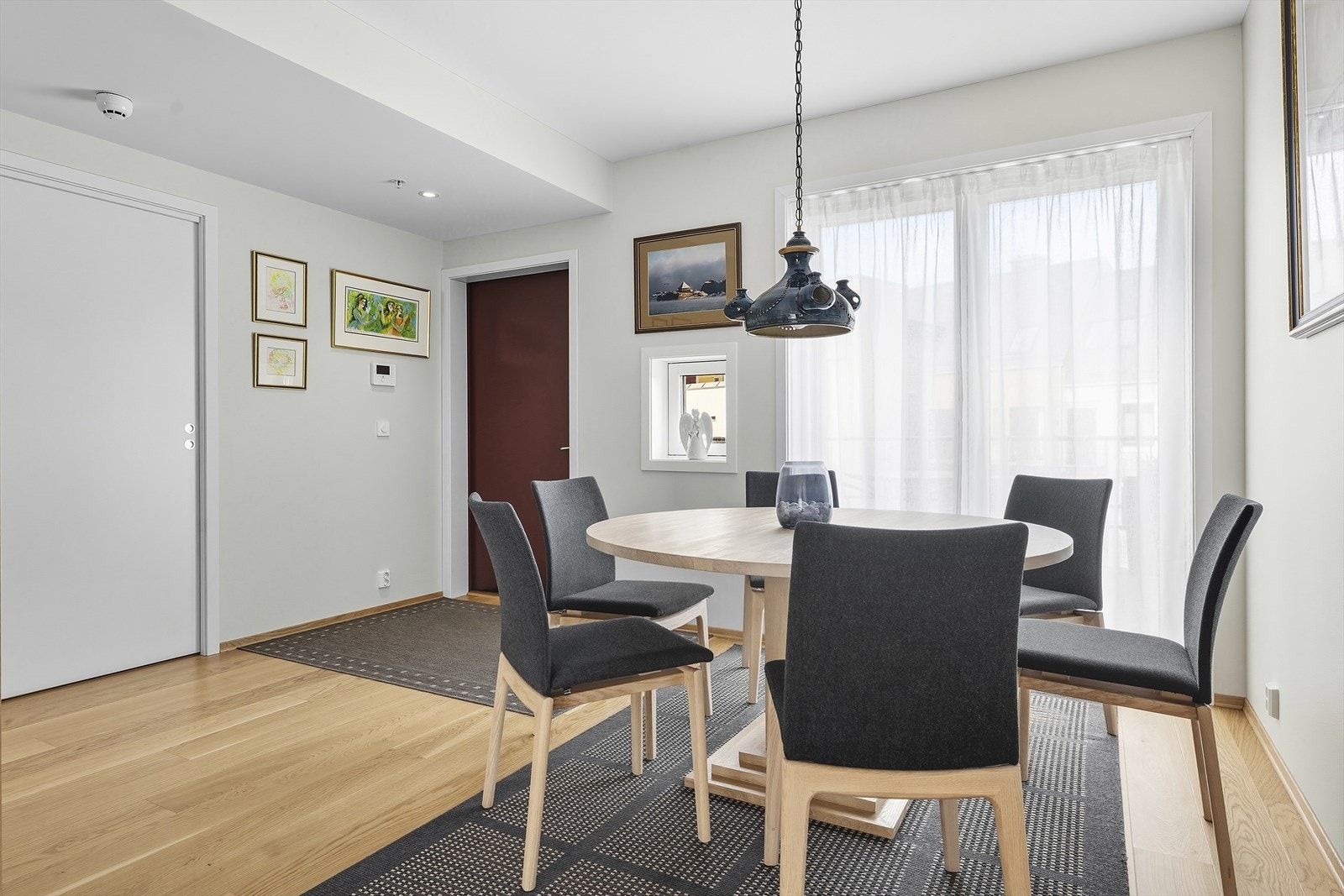 Inngangspart vist med rommet møblert med spisestue Galleribilde