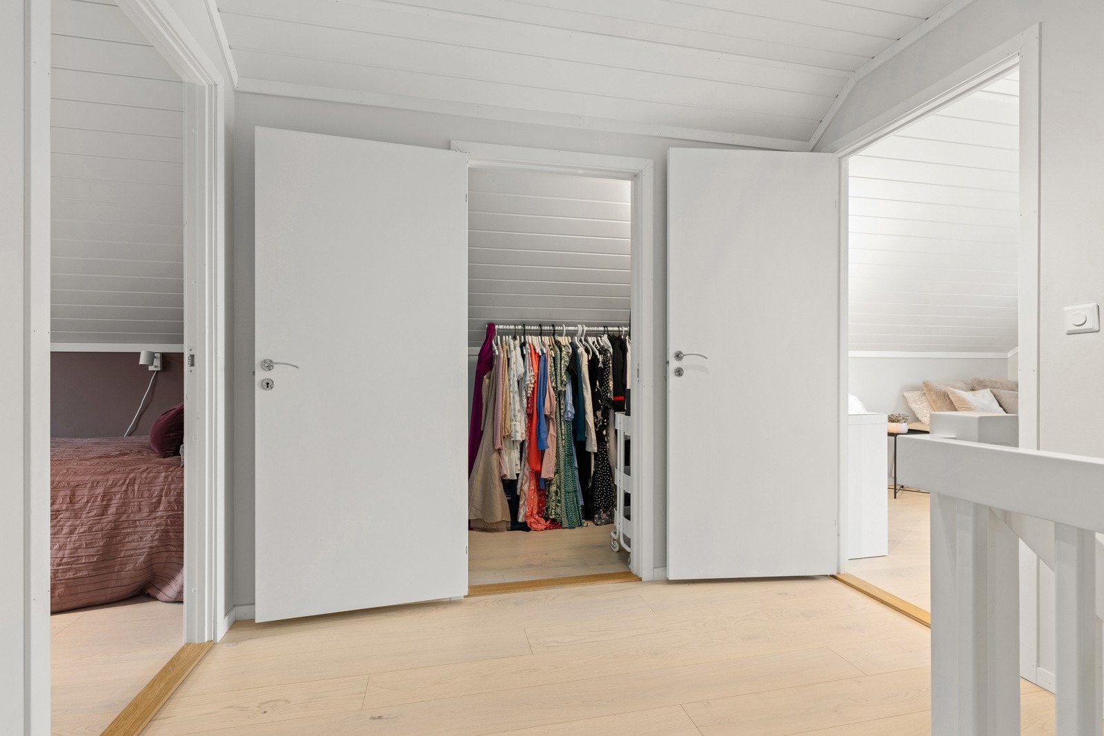 Garderobe/bod i gang. Galleribilde