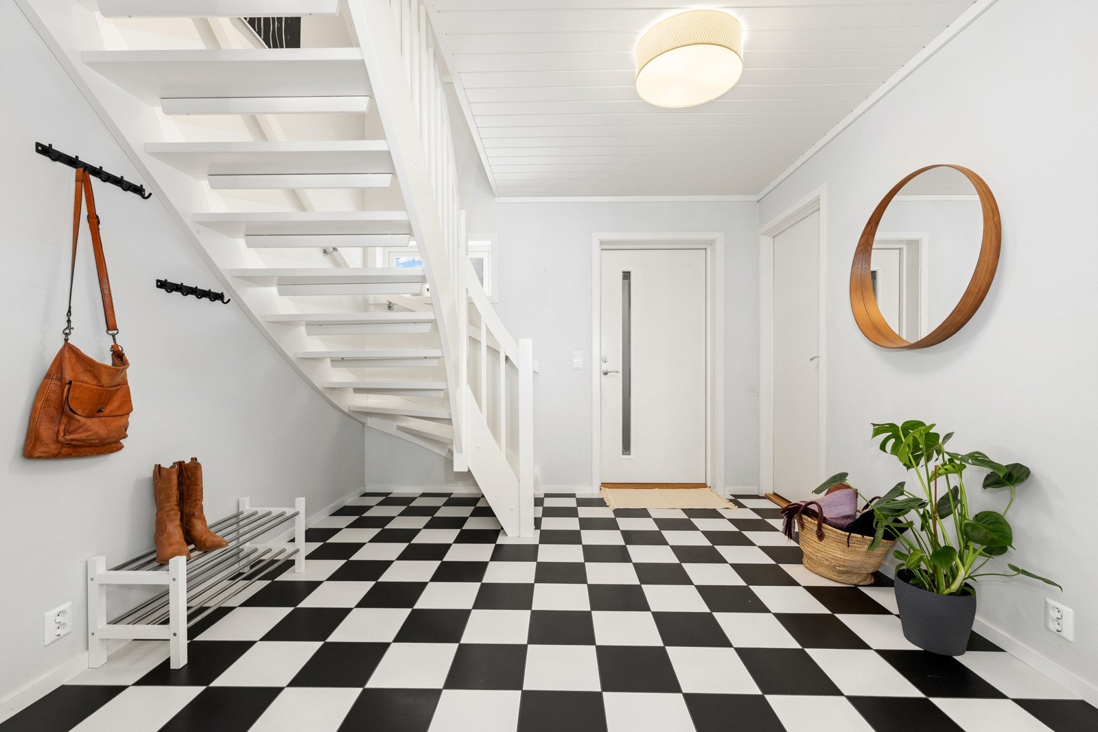 Hall med trapp opp i 2 etg Galleribilde