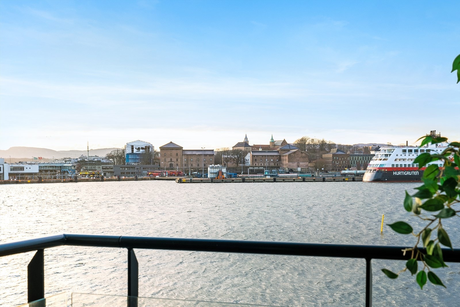 Her kan du nyte vakre solnedganger med utsikt over sjøen sommerhalvåret Galleribilde