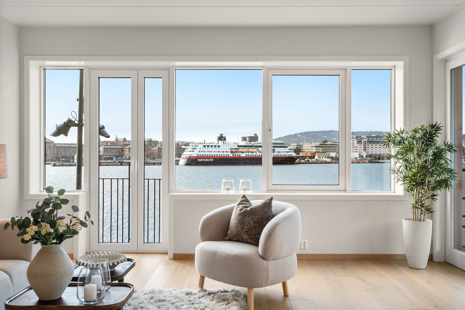 Utsikten er spektakulær og unik - her kan du nyte panoramautsikt mot fjorden, havnepromenaden og Operahuset. Galleribilde