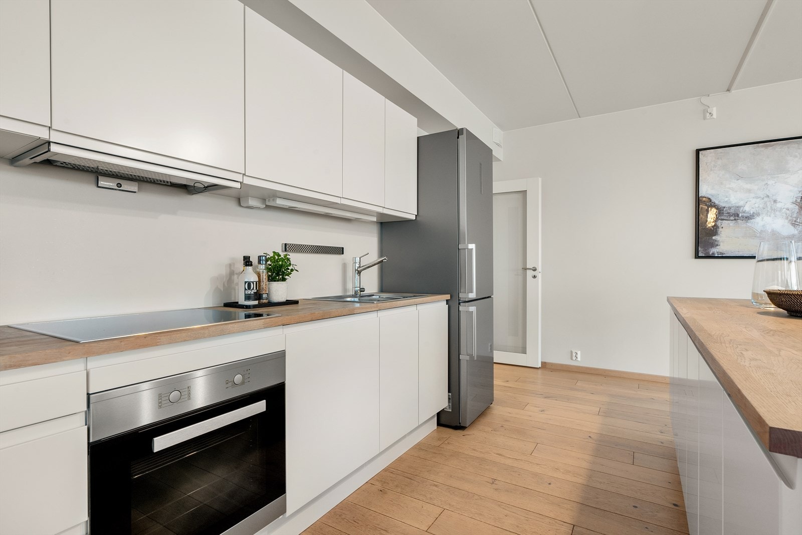 Koketopp med induksjon, stekeovn og oppvaskmaskin er integrert i innredningen. Det er tilrettelagt for plassering av kjøl/frys. Galleribilde