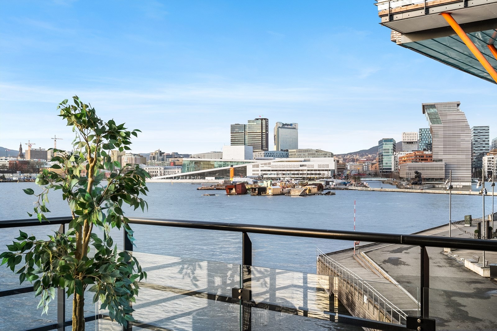 Her har man god kontakt med fjorden og utsikt mot byen som må oppleves! Galleribilde