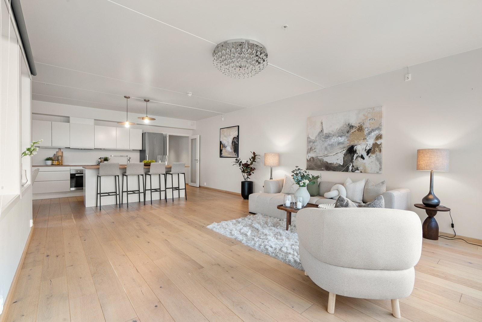 Planløsningen gjør det enkelt å dele rommet inn i naturlige soner med plass til både sofagruppe og spisebord. Galleribilde