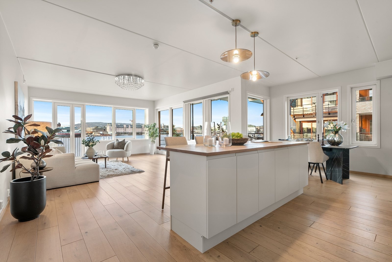 Store vindusflater og rikelig lysinnslipp. Galleribilde
