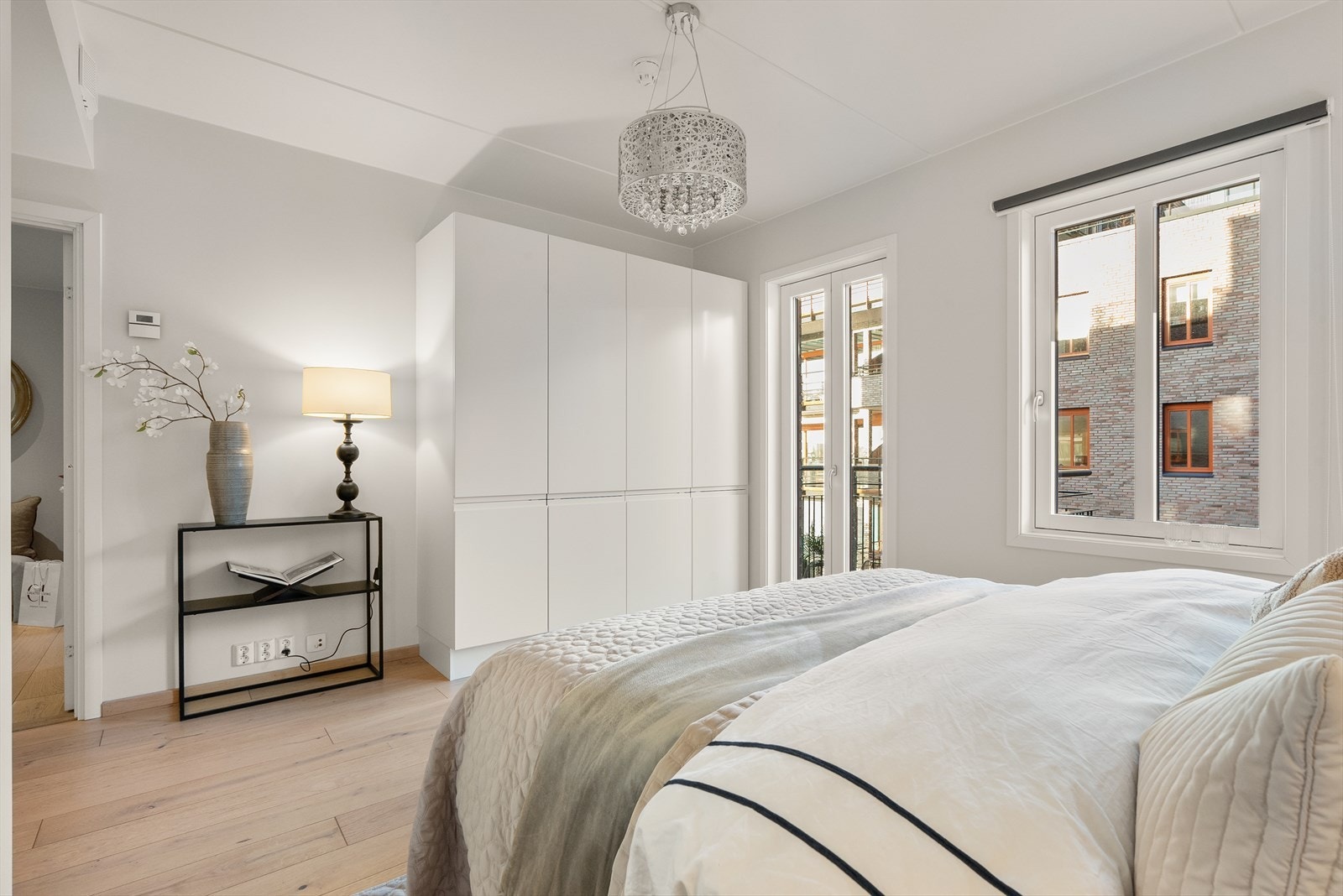 Hovedsoverommet er romslig og har utgang til balkong. Adkomst til bad en suite. Galleribilde
