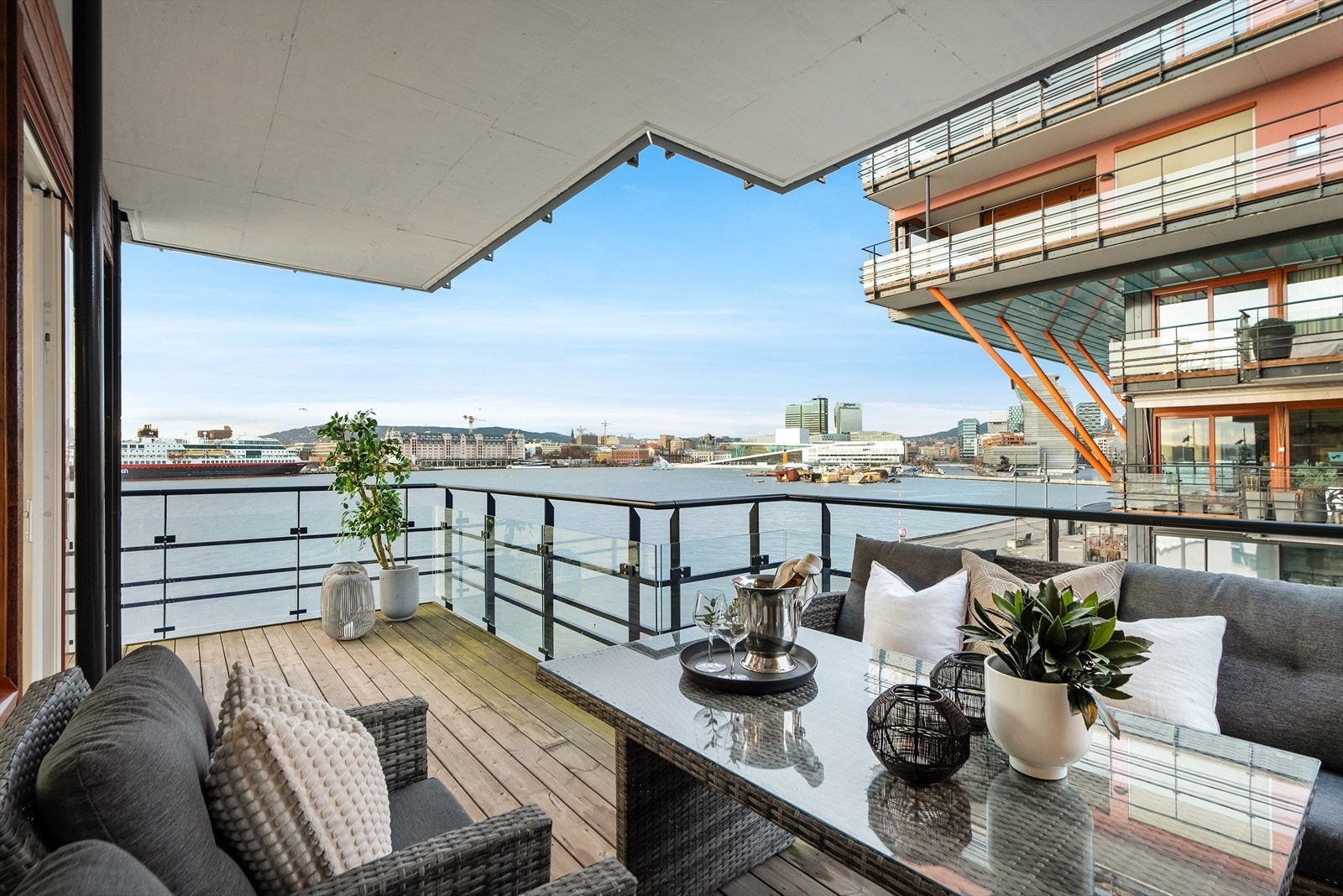 Balkongen har god plass til loungemøbler, spisebord og grill. Galleribilde