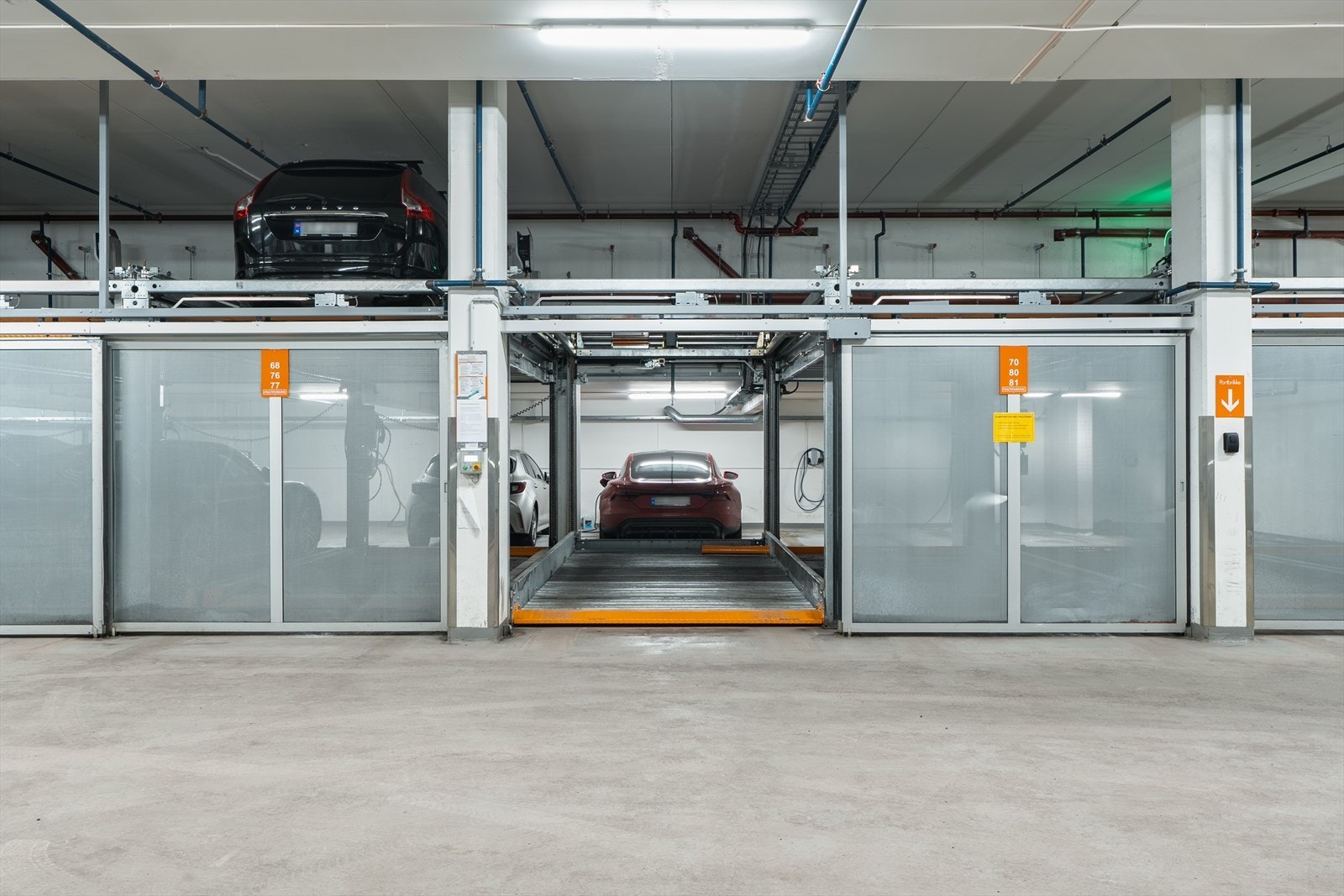 Det medfølger garasjeplass i felles multiparkanlegg. Plass nr 78. 750,- felleskostnader er inkl. Det er ikke montert elbillader, men det er mulig. Galleribilde
