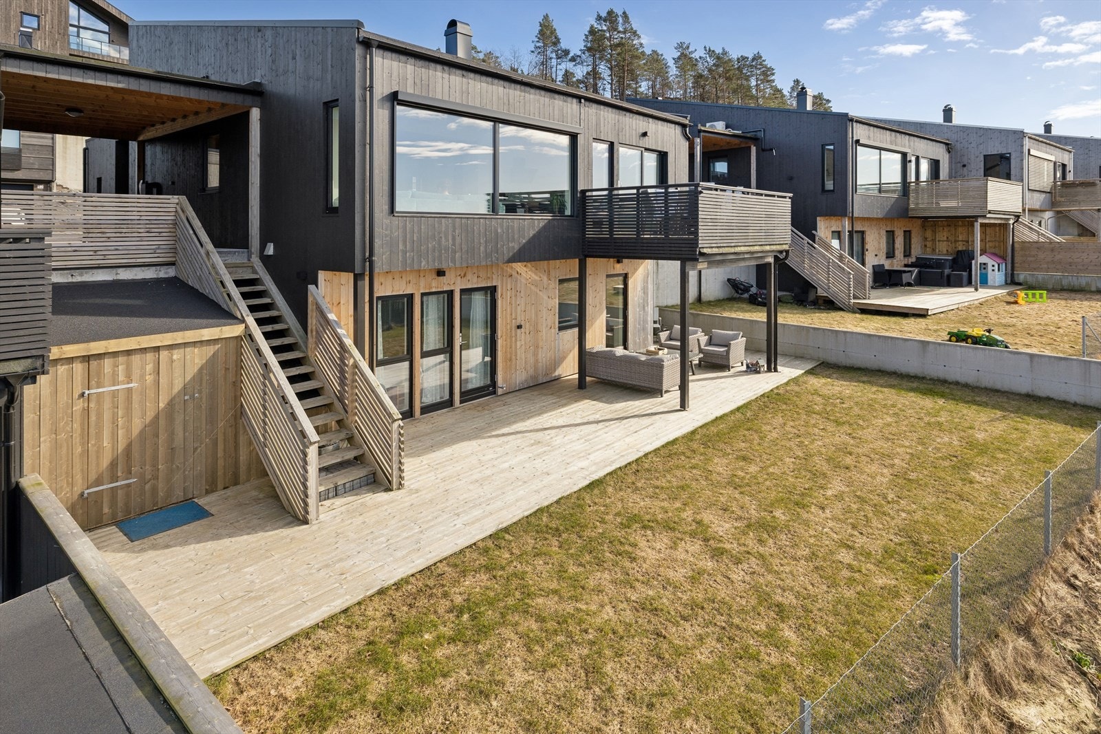 Her får man en innholdsrik enebolig i rekke med 4 soverom, 3 bad, to solrike uteplasser og utleiedel. Galleribilde