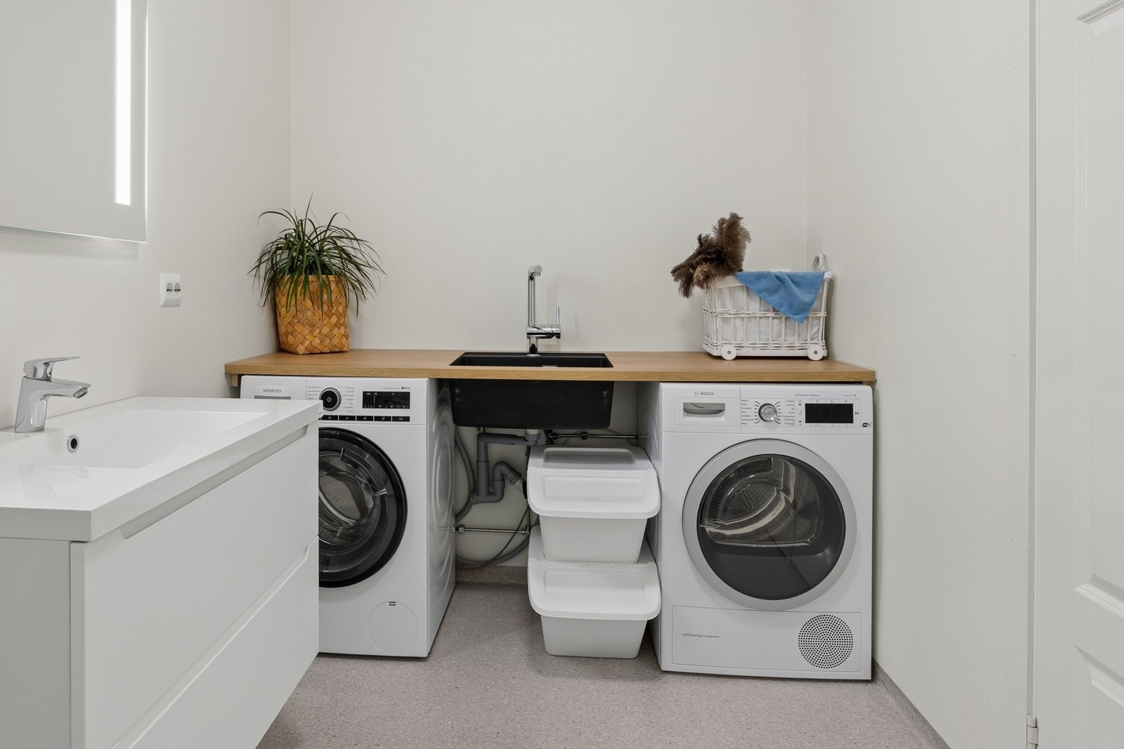 Praktisk arbeidsbenk i forbindelse med vaskemaskin og tørketrommel. Galleribilde