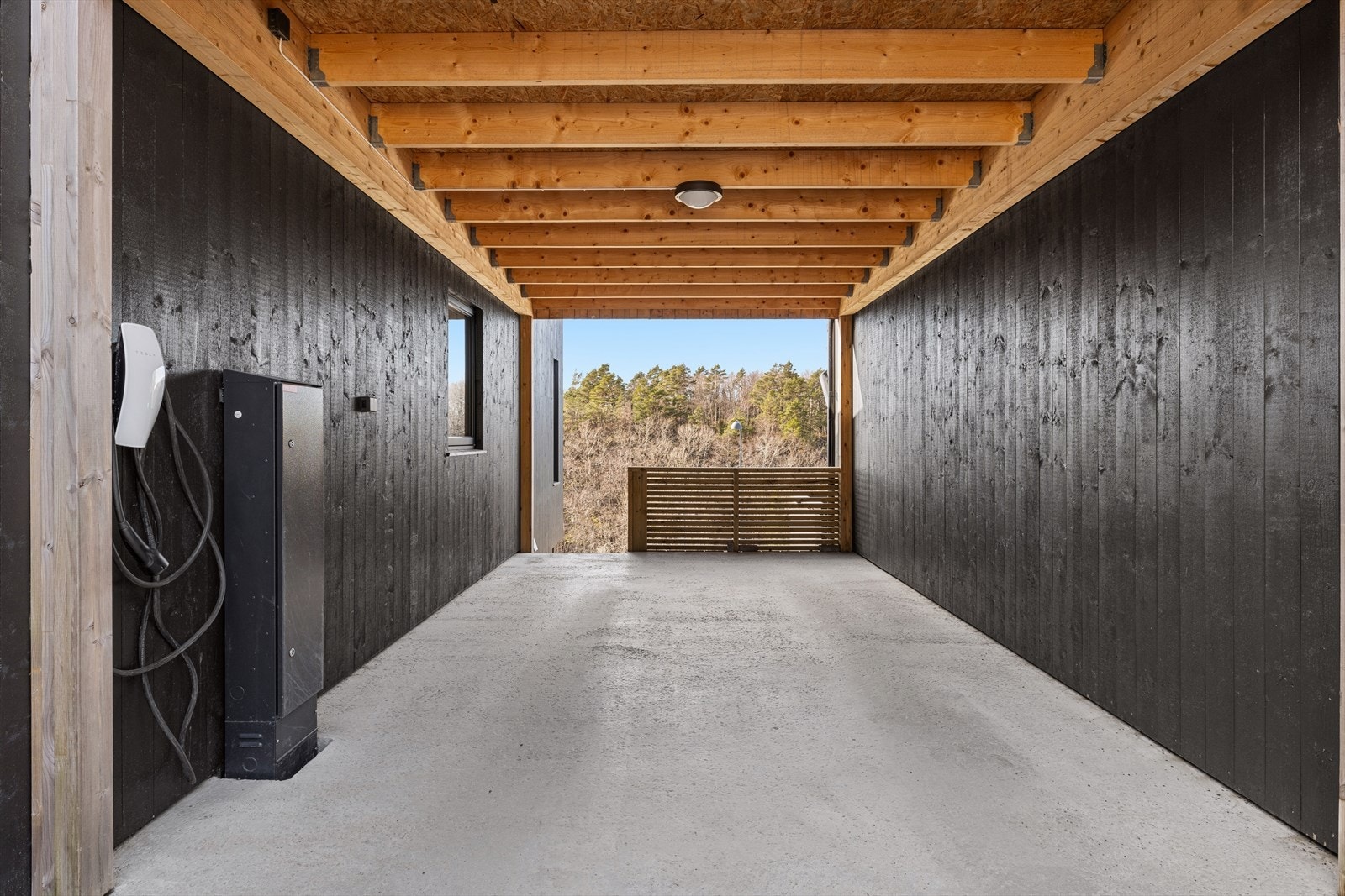 Egen carport på ca 20kvm med el-lader. Carporten er av god størrelse, her er det både gode parkeringsmukigheter og lagringsplass. Galleribilde