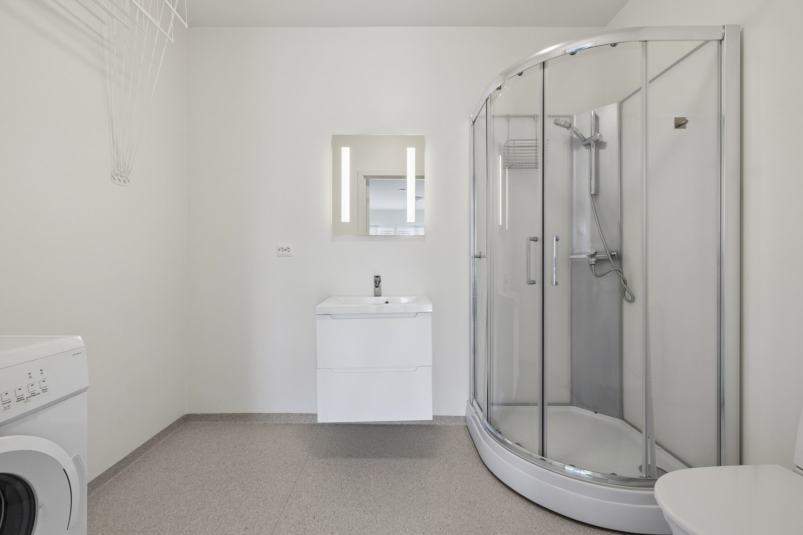 Badet i utleiedelen er kombinert vaskerom med dusjkabinett, toalett og gulvvarme. Galleribilde