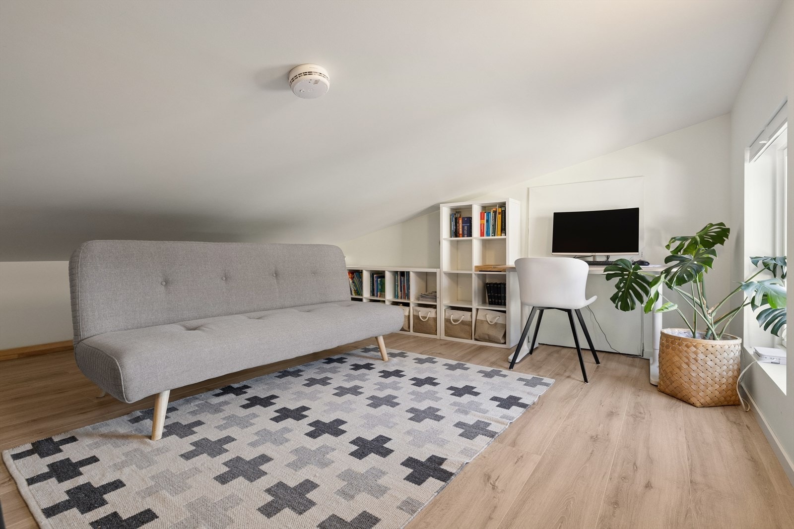 Loftet er pent innredet med hjemmekontor, sovesofa og det er bra med lagringsplass. Loftet er ikke tatt med i boarealet og kommer i tillegg. Galleribilde
