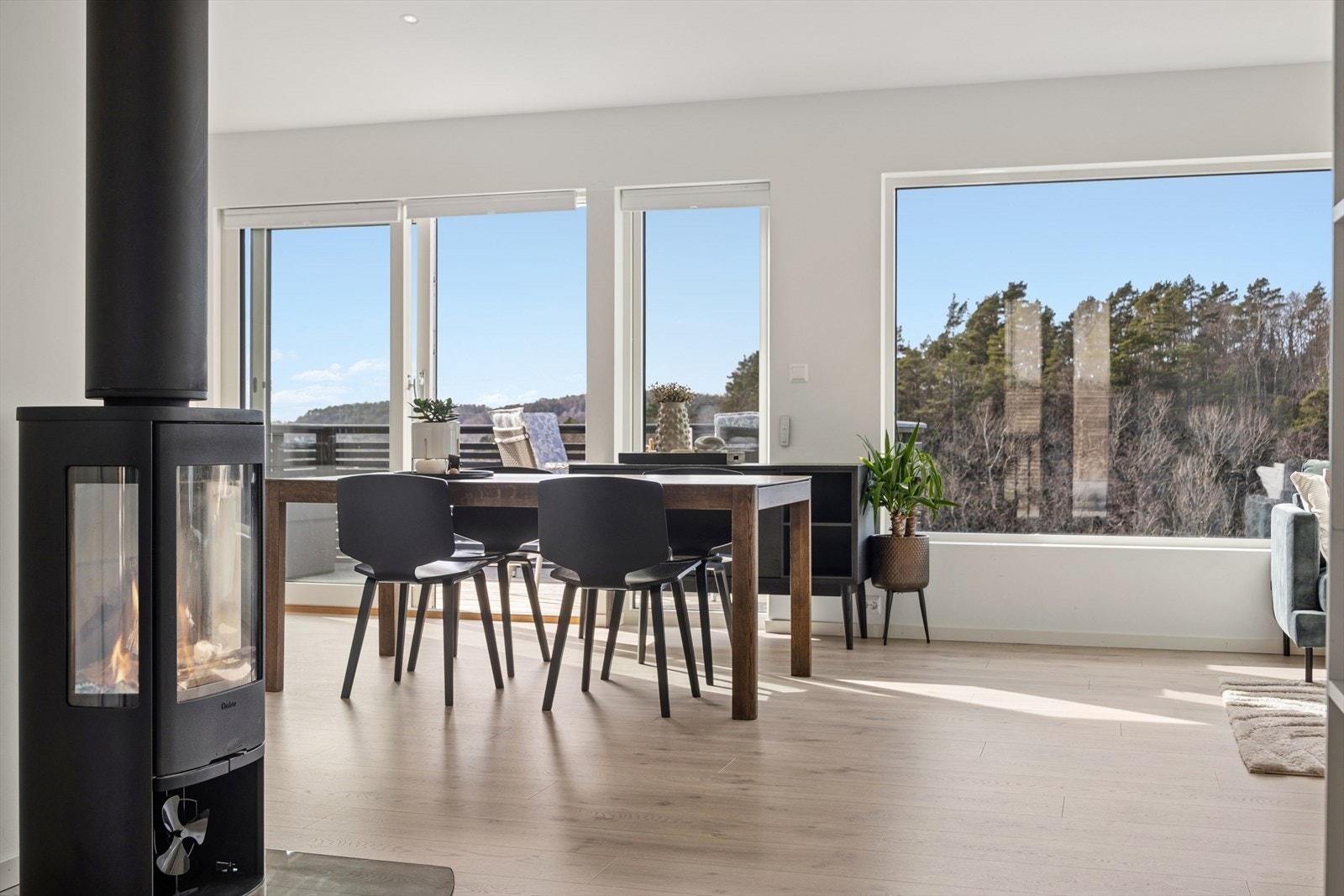 Fra stuen er det utgang til romslig veranda med meget gode solforhold. Galleribilde