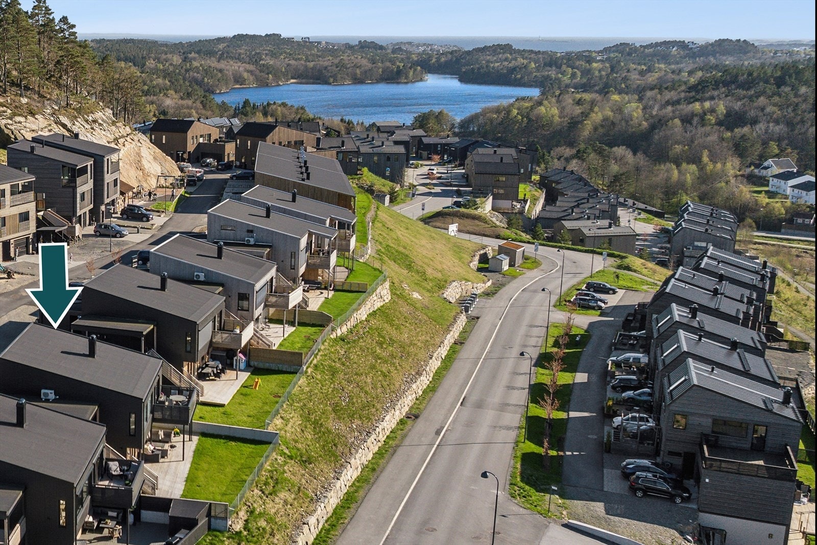 Boligen ligger høyt i terrenget med nærhet til lekeplasser. Galleribilde